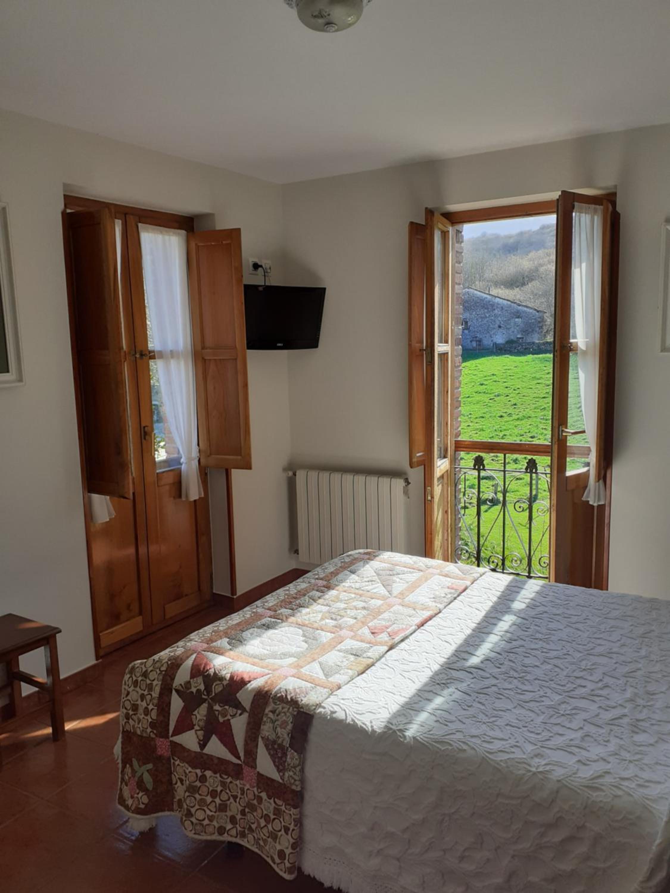 Double or Twin Room with Mountain View - Photo 4