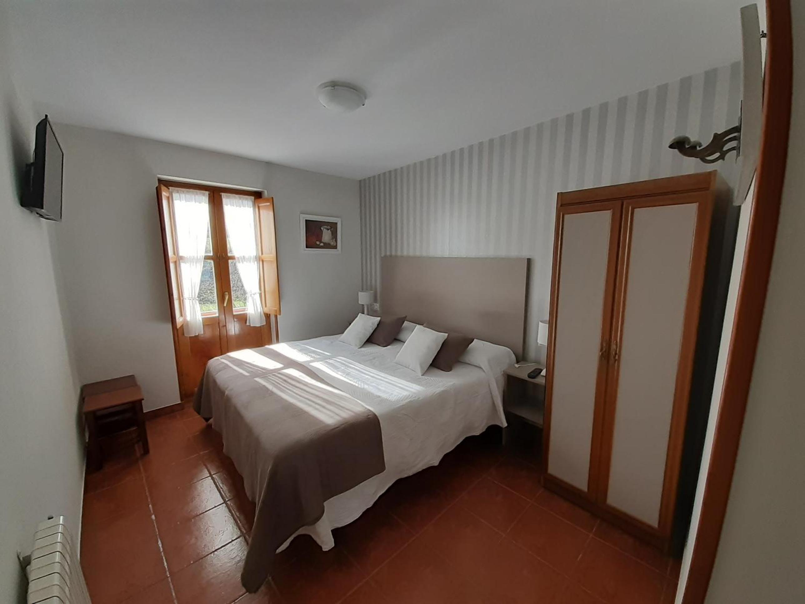 Double or Twin Room with Mountain View - Photo 8