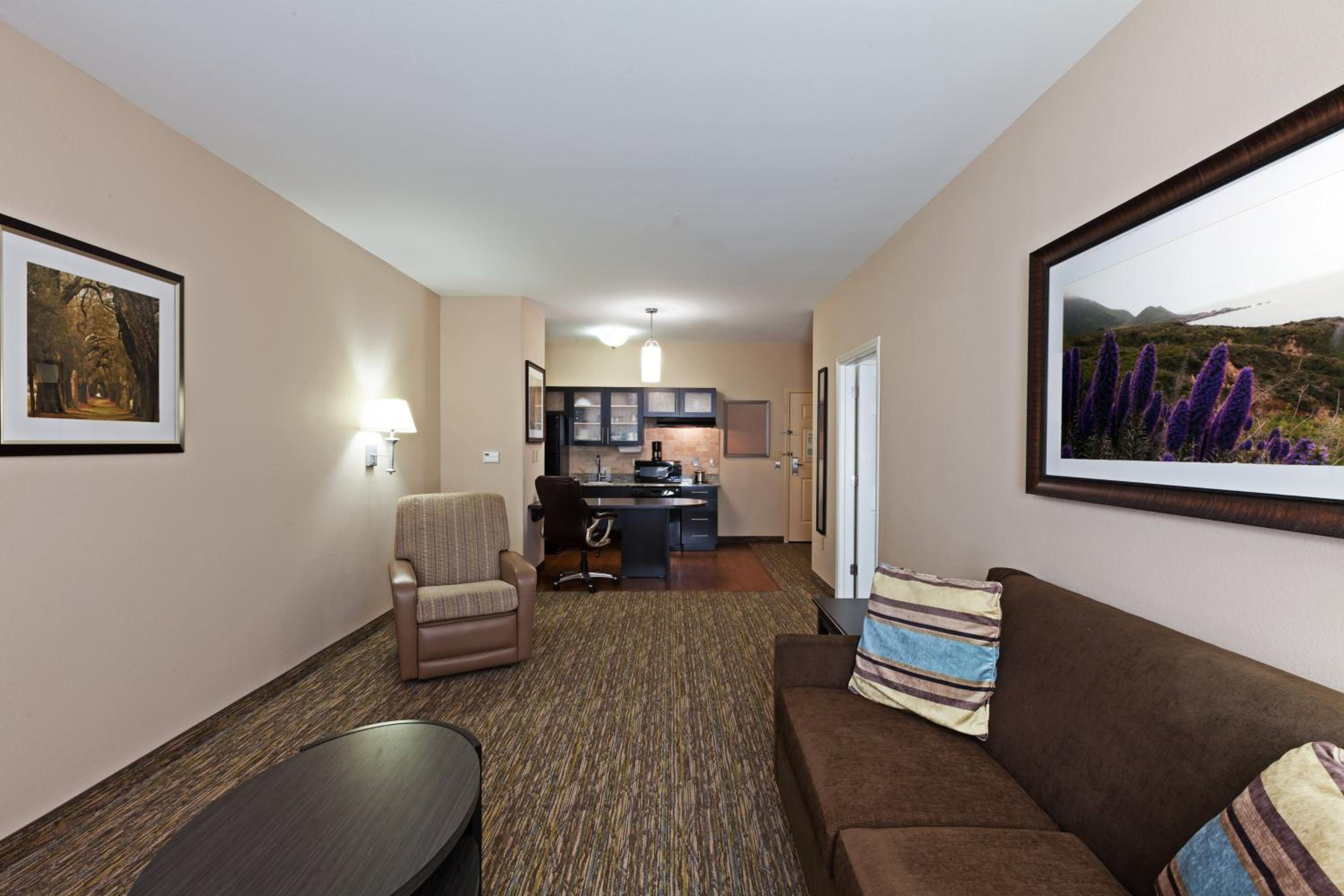 One-Bedroom Suite with Tub - Mobility Accessible photo 1