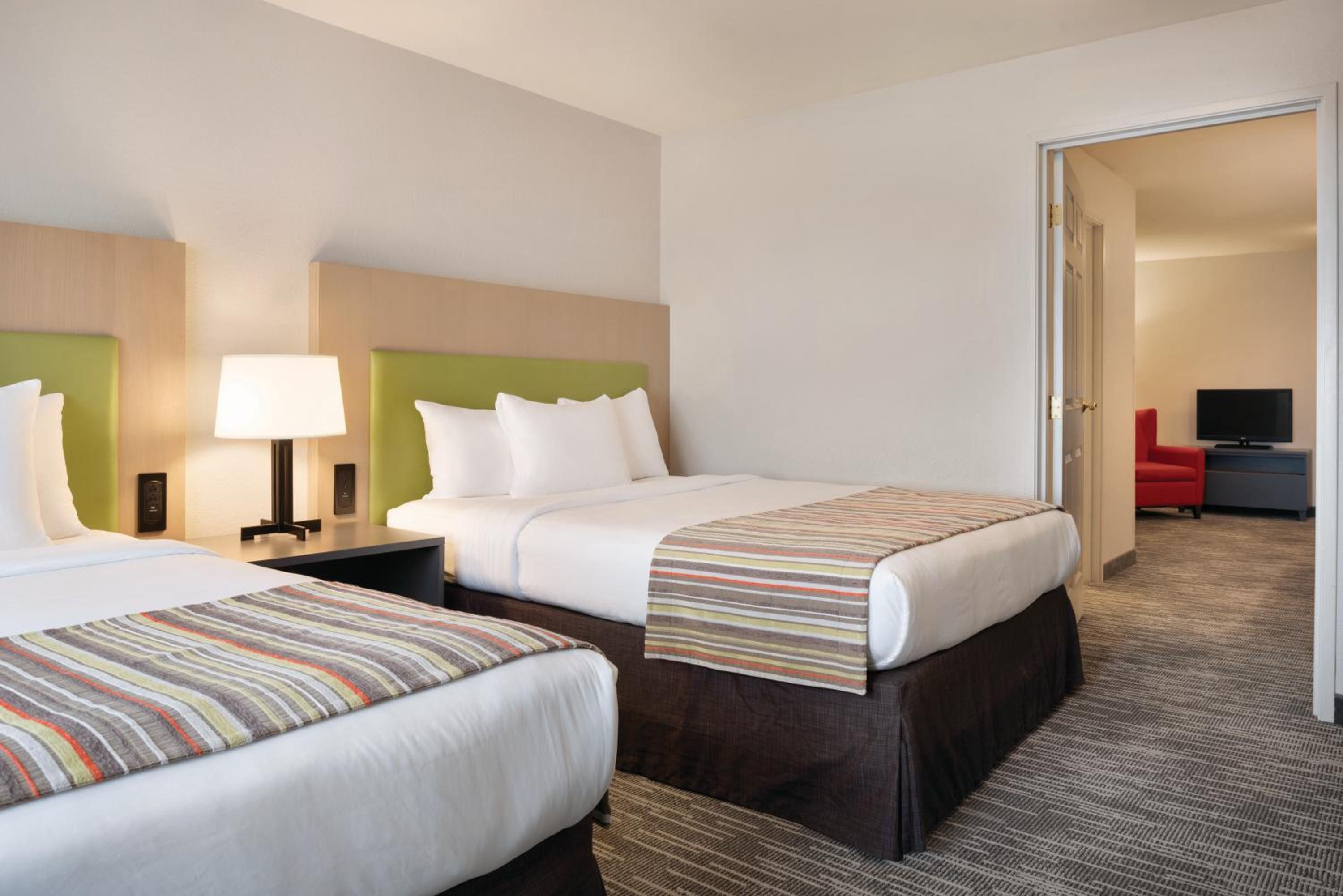 One-Bedroom Suite with Two Queen Beds - Non-Smoking - Photo 4
