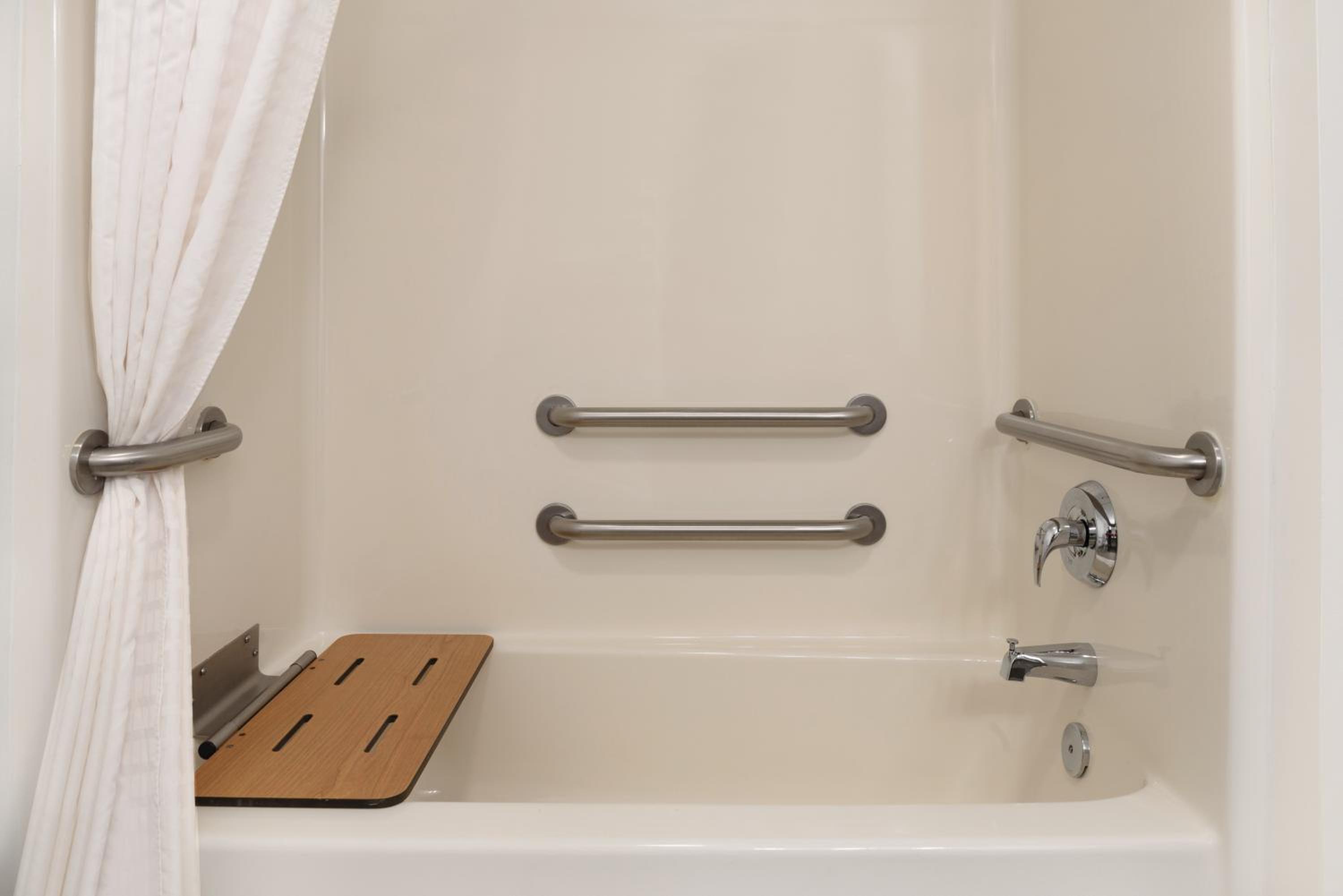 Queen Room with Two Queen Beds - Disability Access - Photo 4