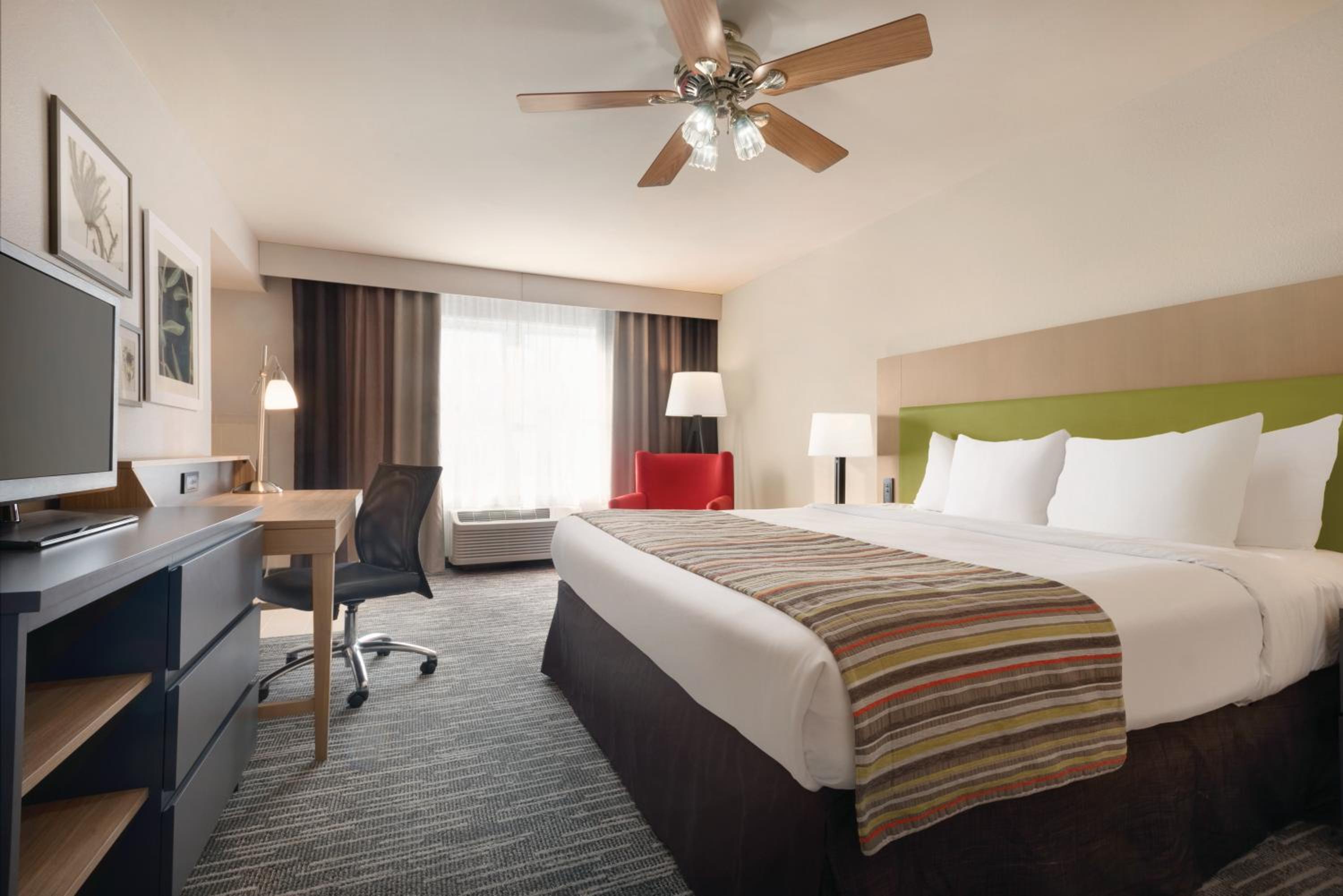 King Room with Whirlpool - Photo 2