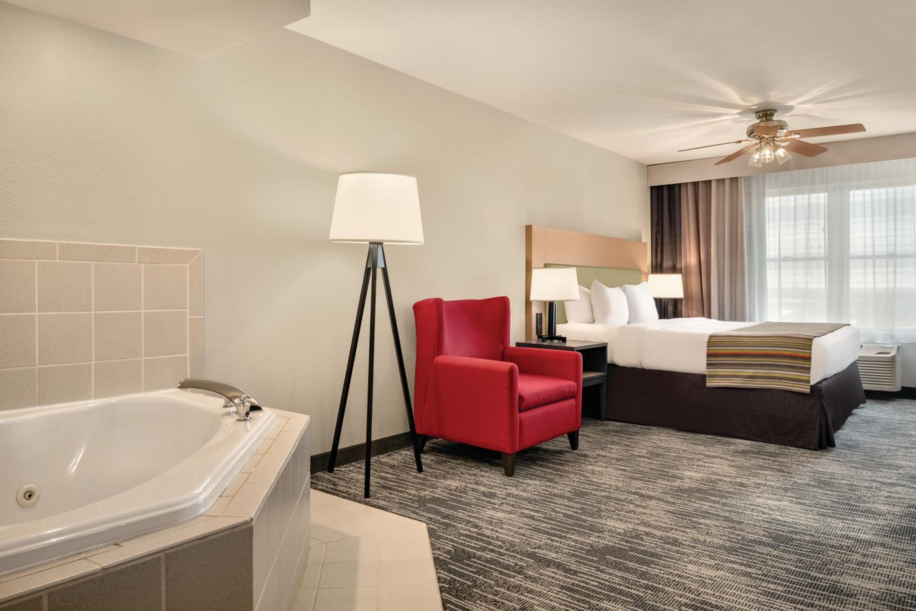 King Room with Whirlpool - Photo 1