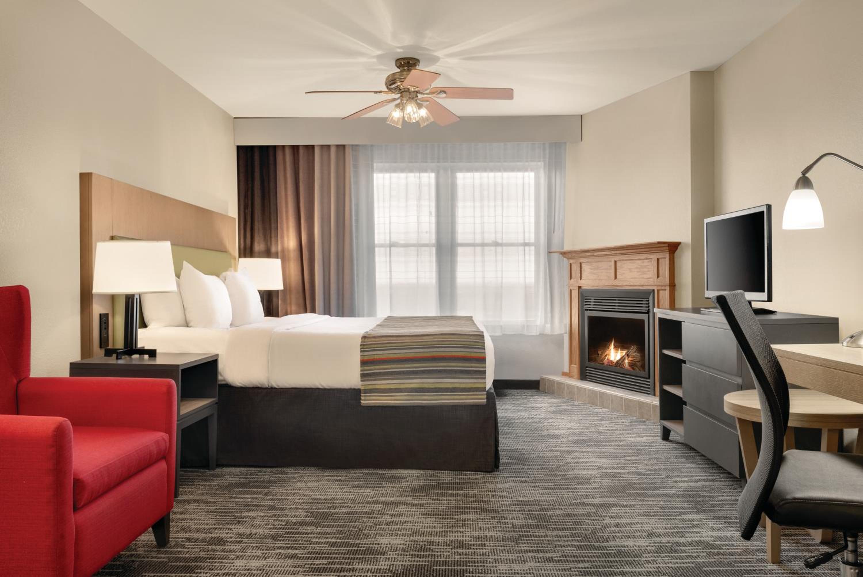 King Suite with Whirlpool and Fireplace - Non-Smoking - Photo 1