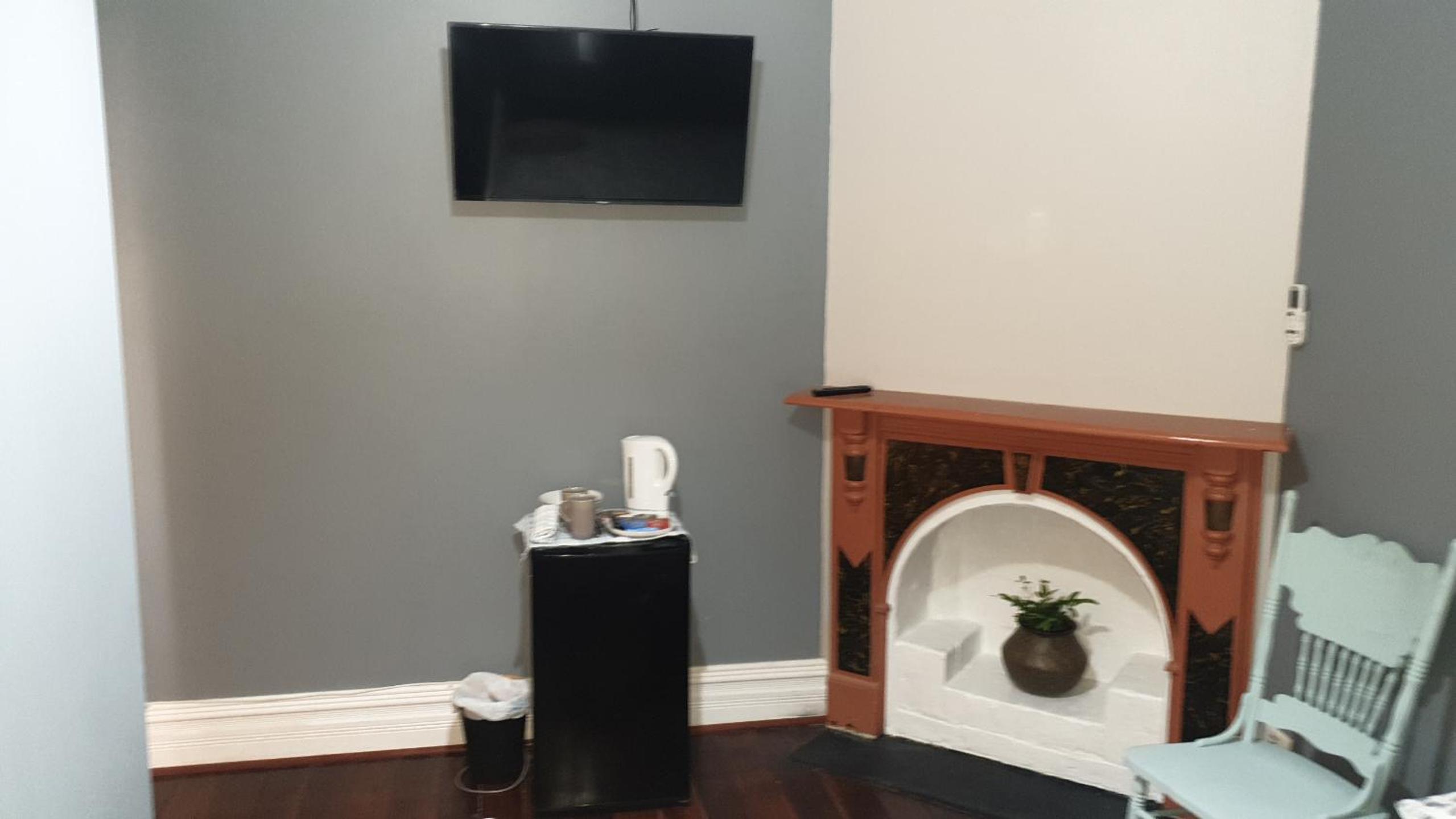 Queen Room with Private Bathroom - 2 photo 1