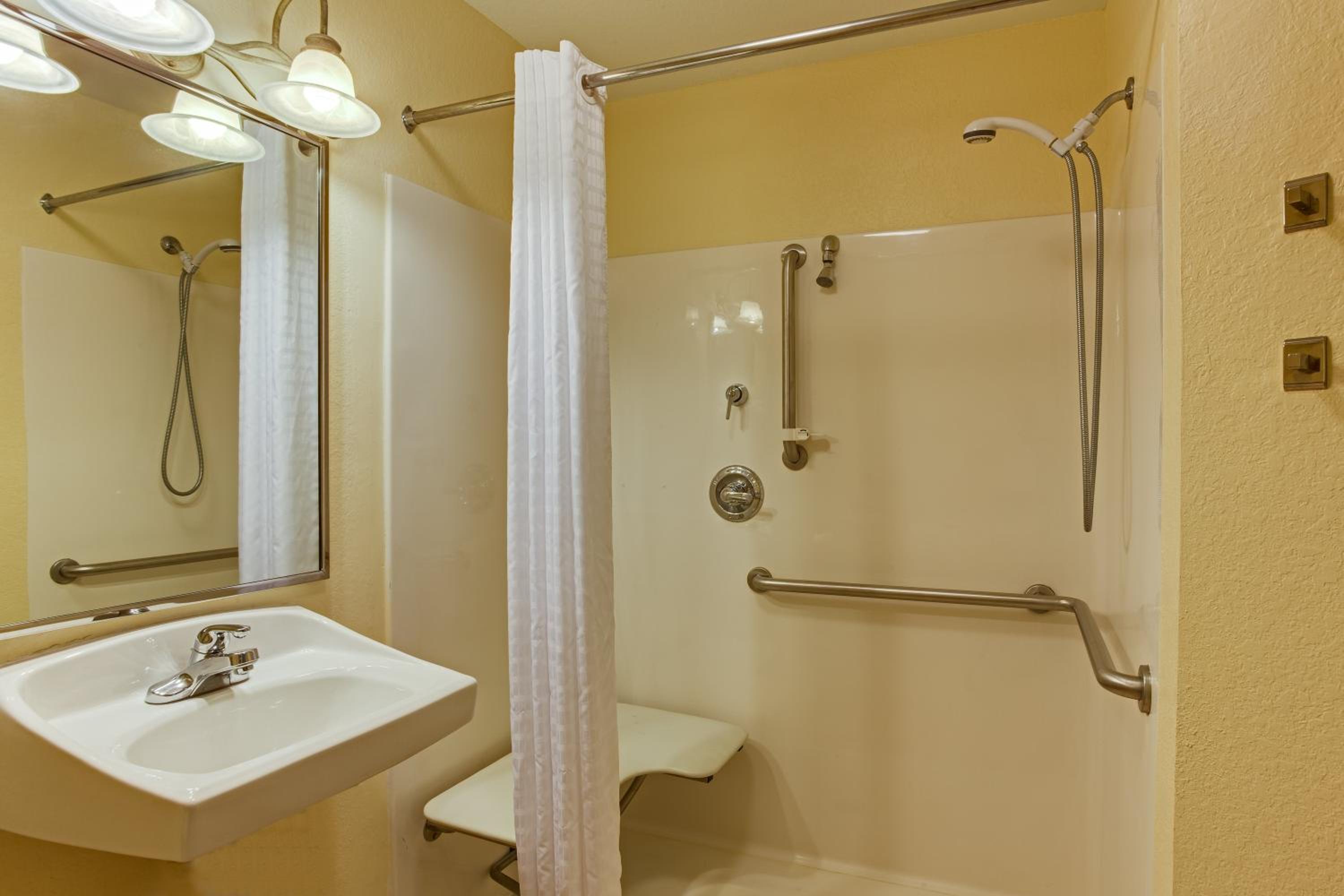 One-Bedroom Suite - Disability Access/Non-Smoking - Photo 7