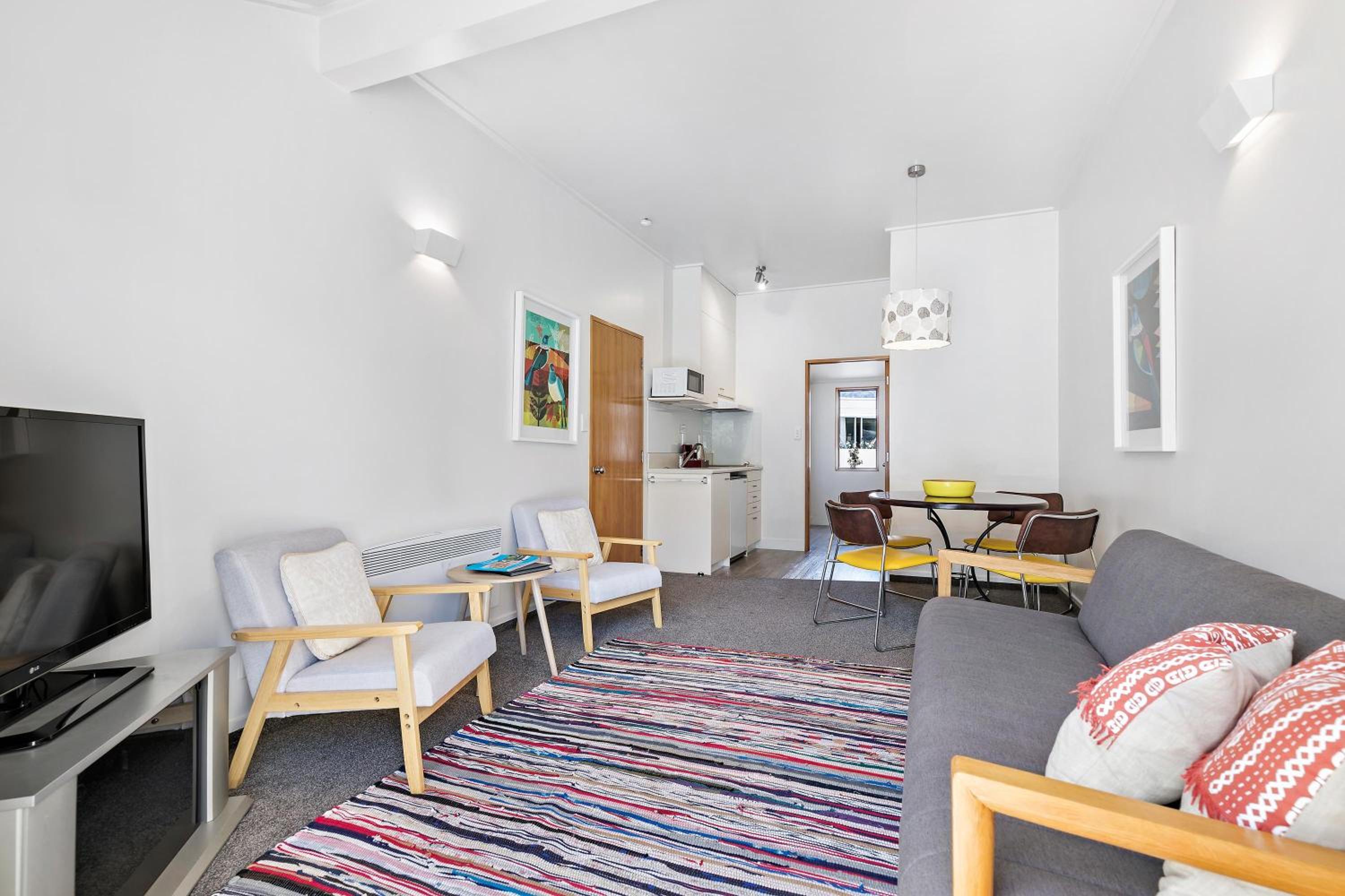 Family Two-Bedroom Apartment - Photo 4