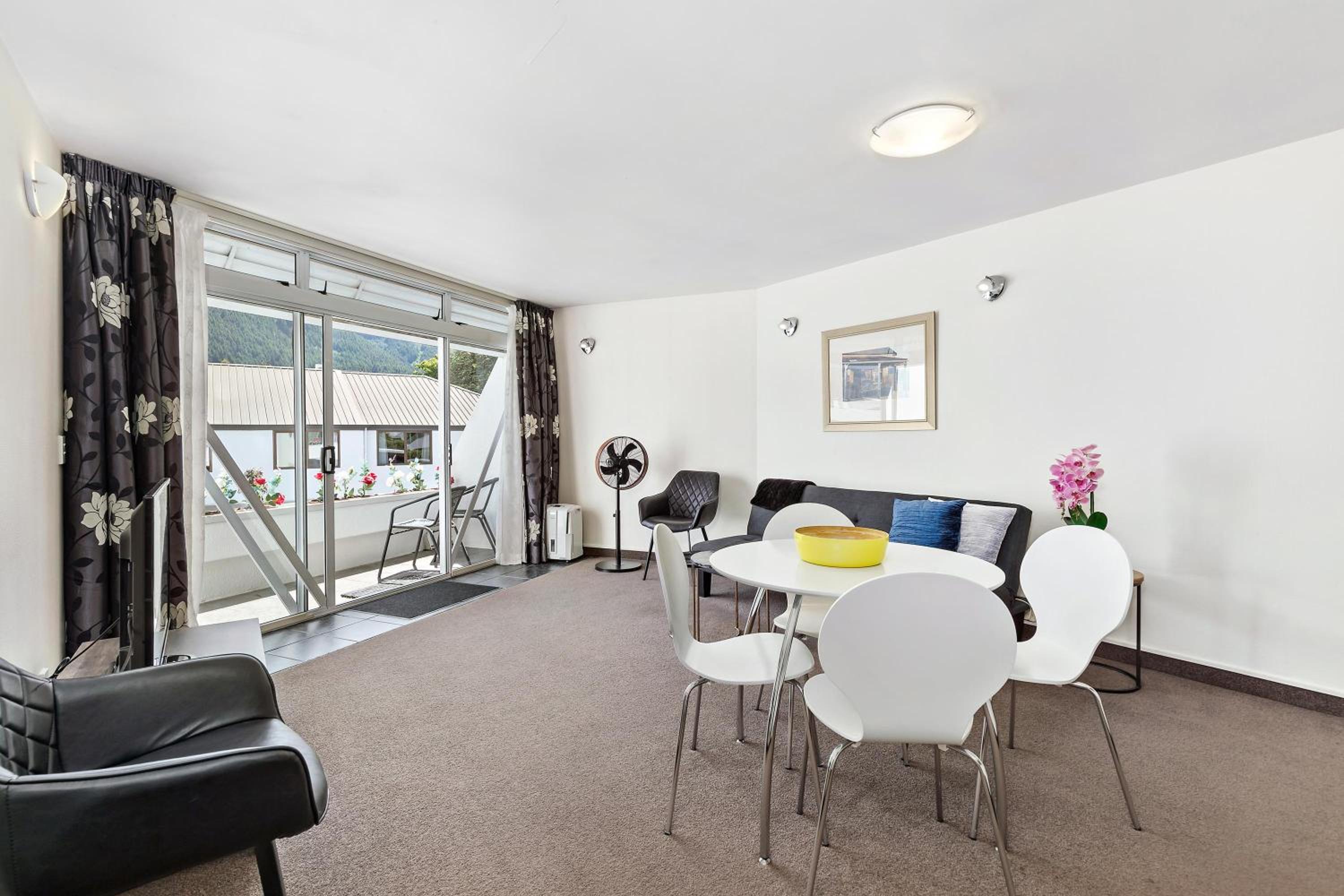 One-Bedroom Apartment with Mountain View - Photo 2