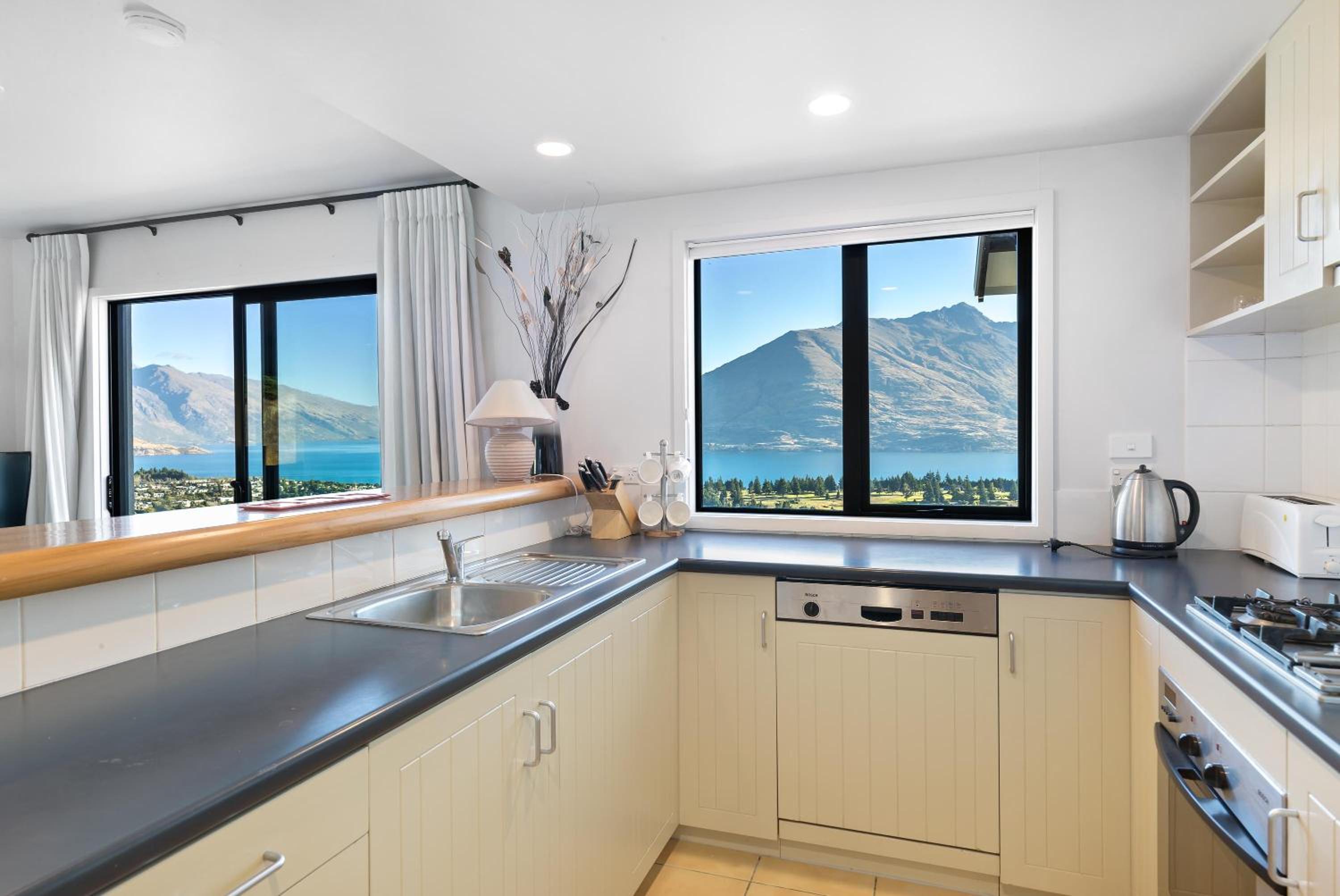 Two Bedroom Apartment - Queenstown Hill photo 3