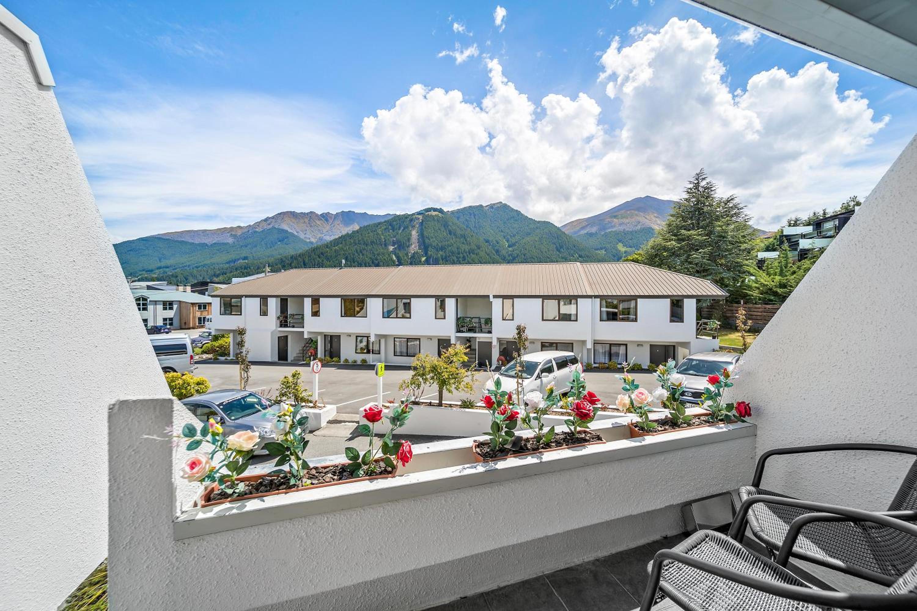 One-Bedroom Apartment with Mountain View - Photo 4