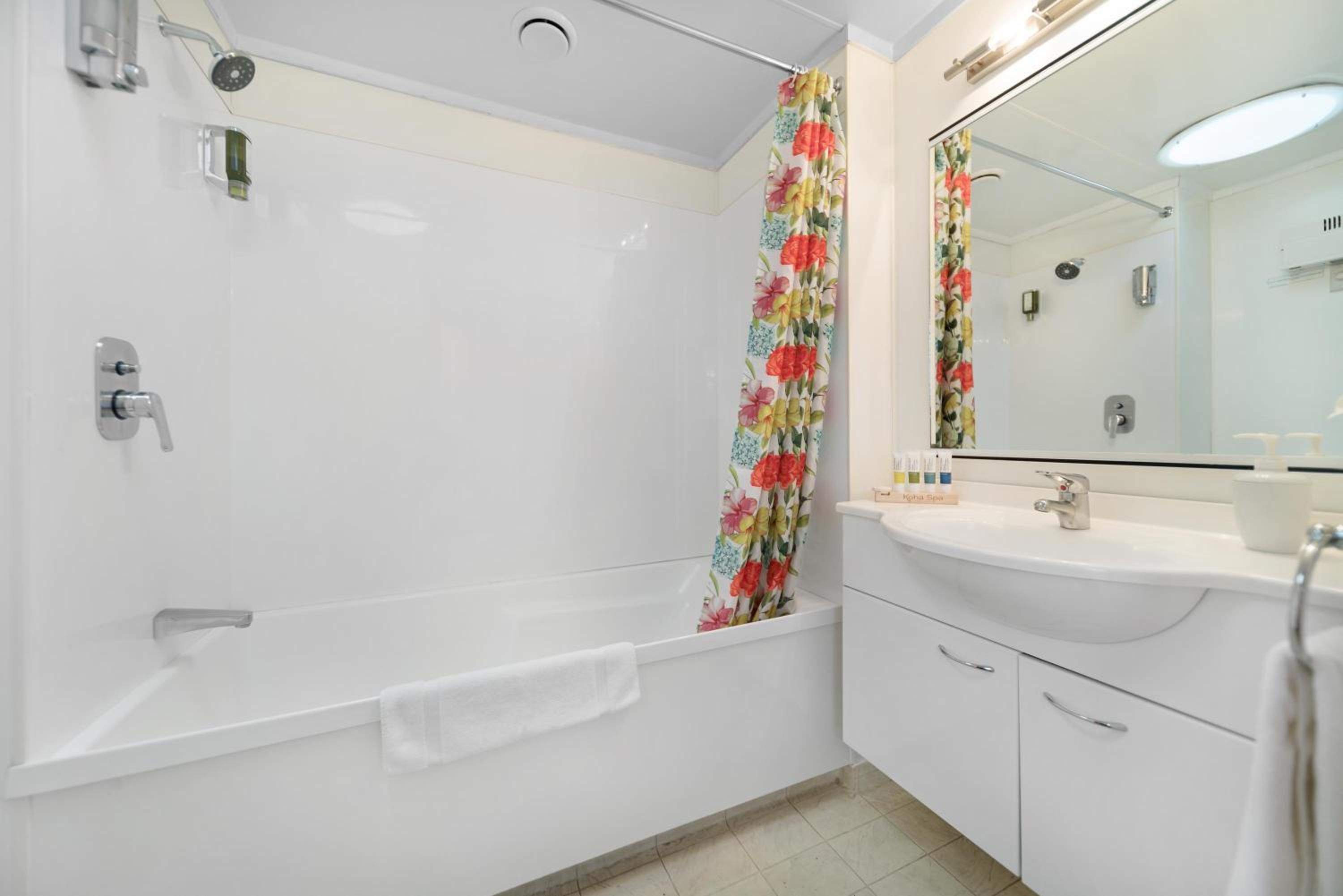One-Bedroom Apartment with Mountain View - Photo 3