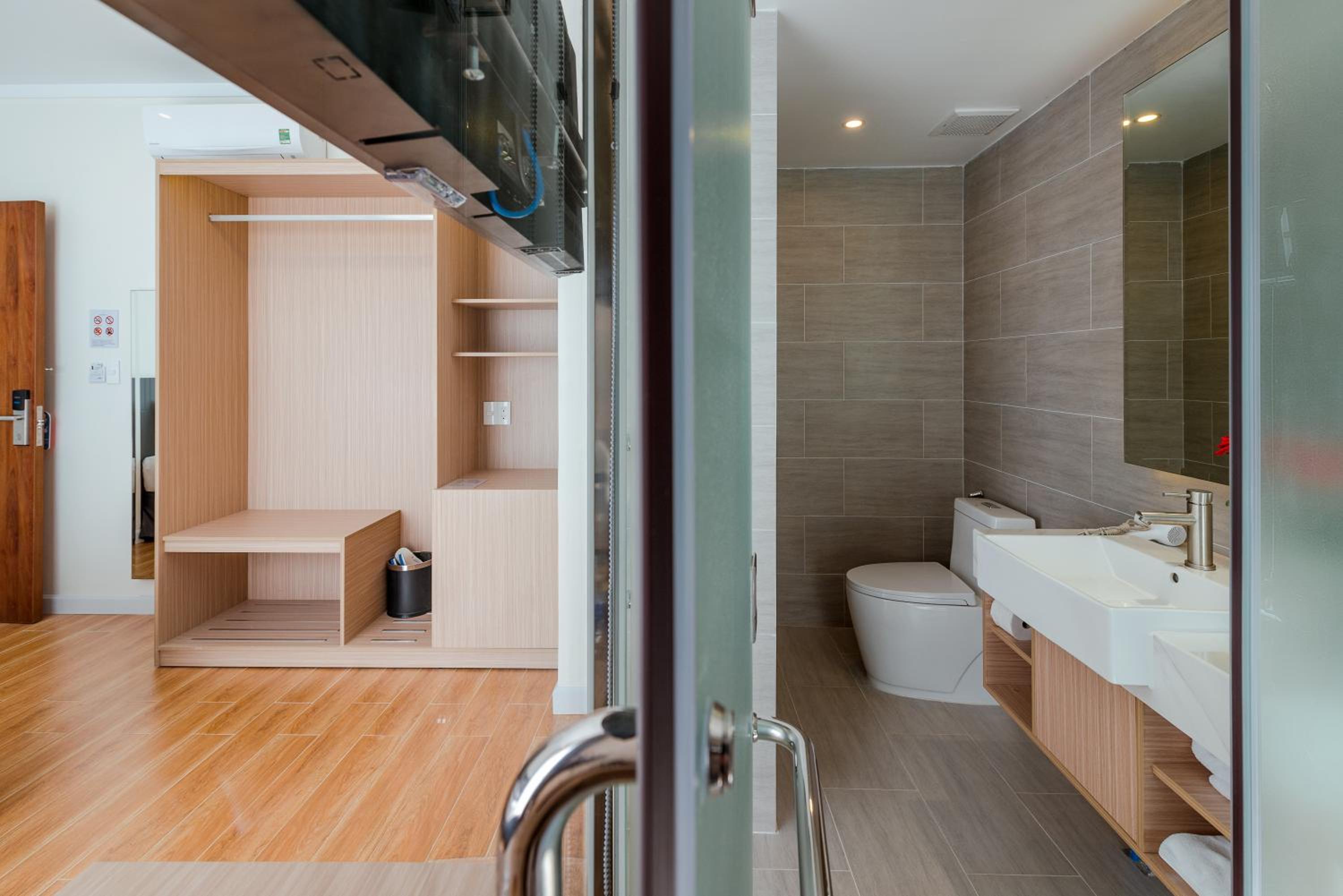 Standard Double Room - Photo 11