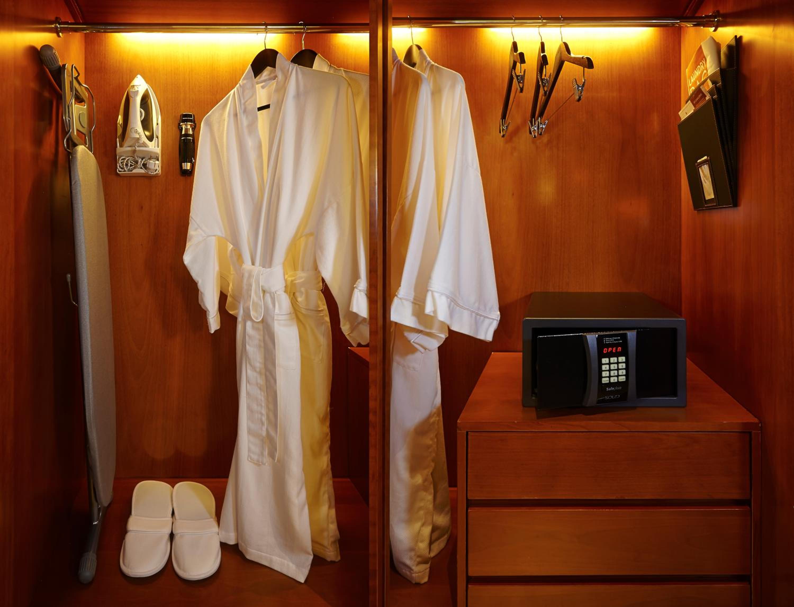 Deluxe King Room photo 1