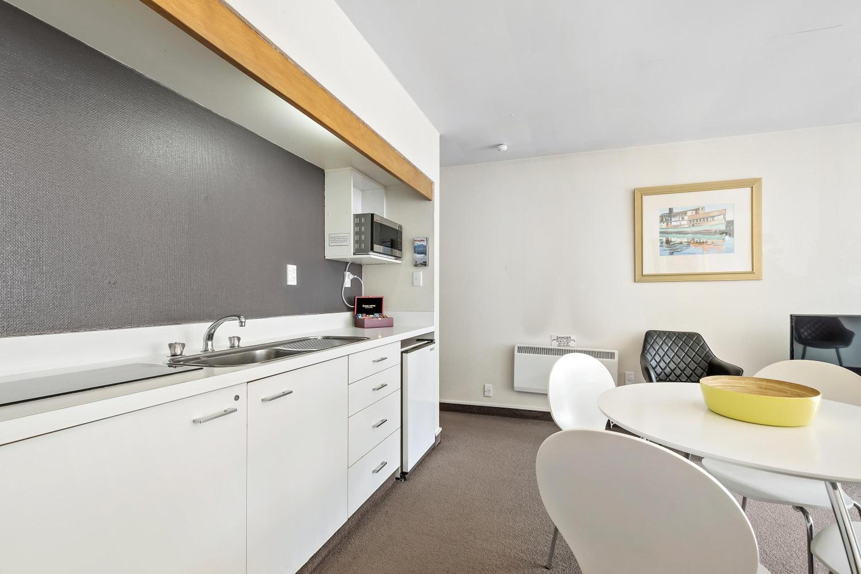 Family Two-Bedroom Apartment - Photo 9