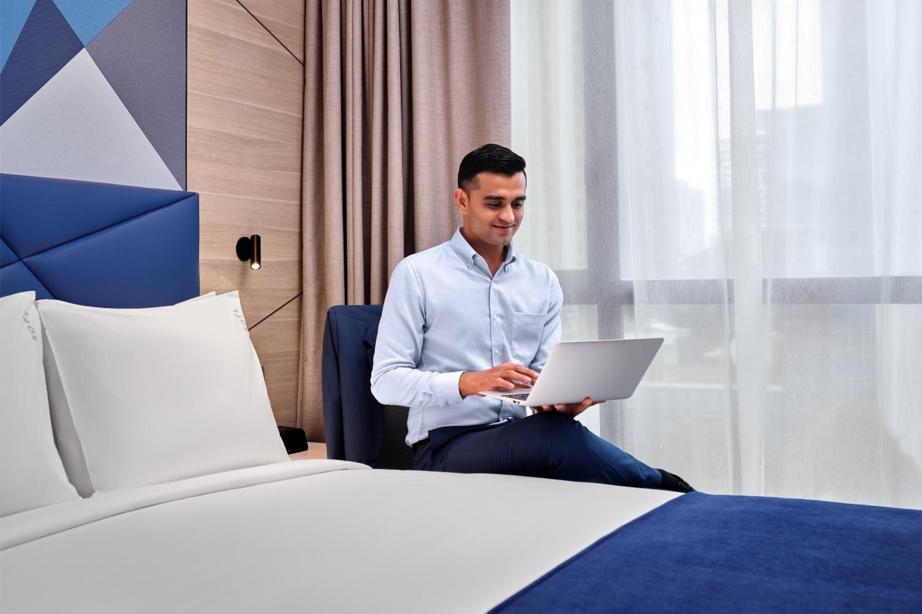 Standard Room with One Queen and One Single Bed - Free Breakfast photo 3