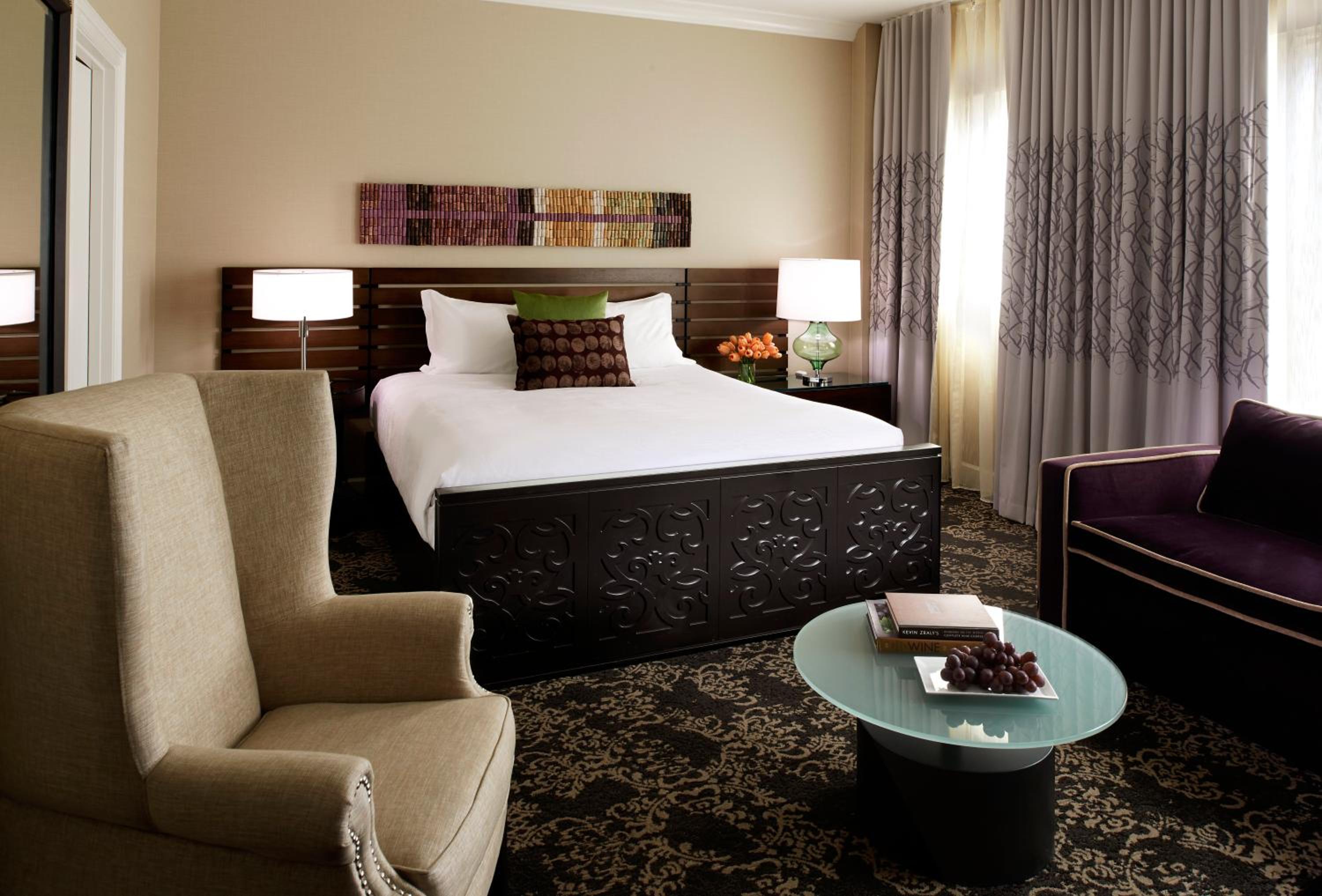Premium King Room with Sofa Bed and City View - Photo 5