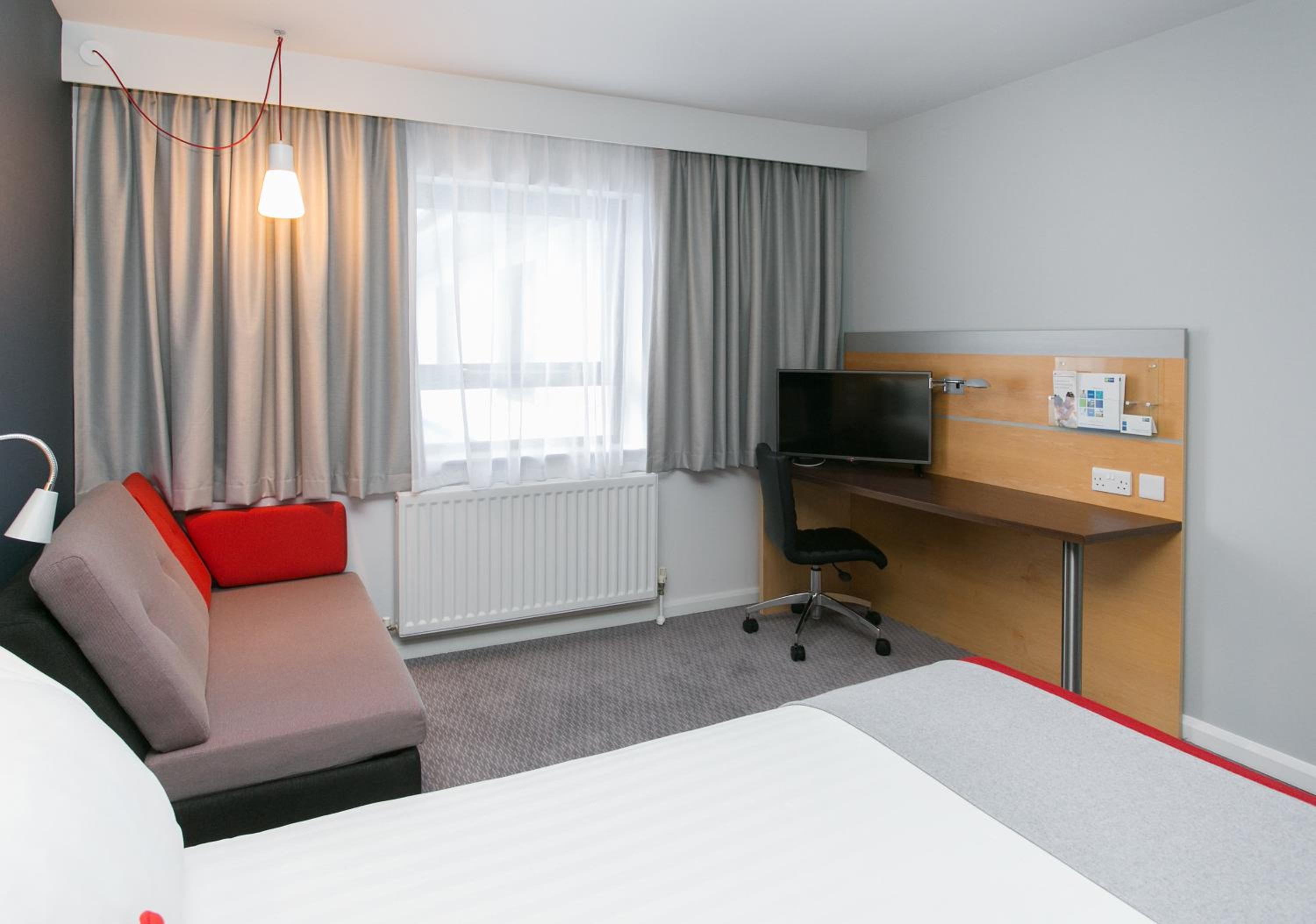 Standard Double Room with Sofa Bed and Free Hot Breakfast - Photo 3