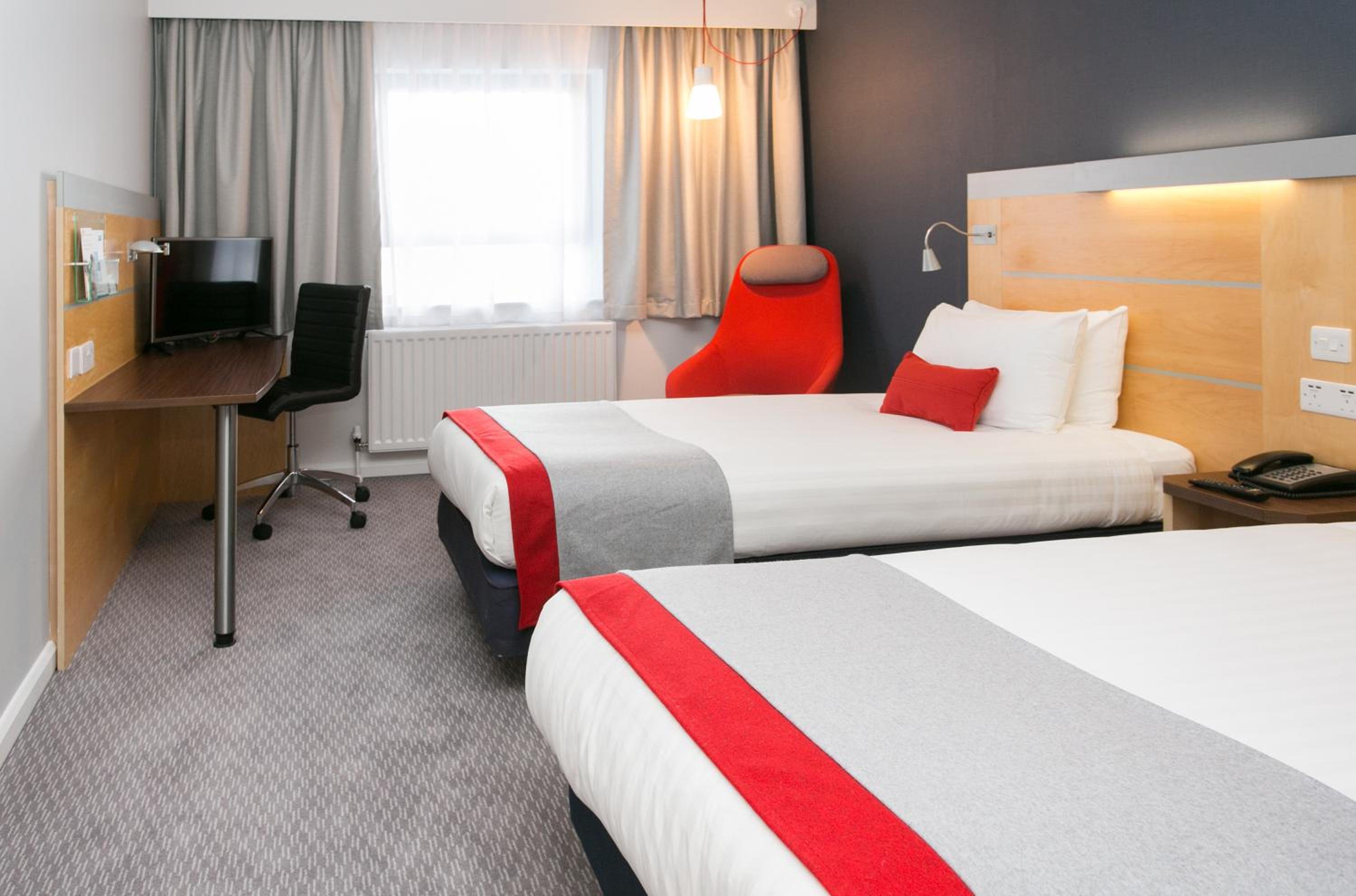Standard Twin Room with Free Hot Breakfast - Photo 4