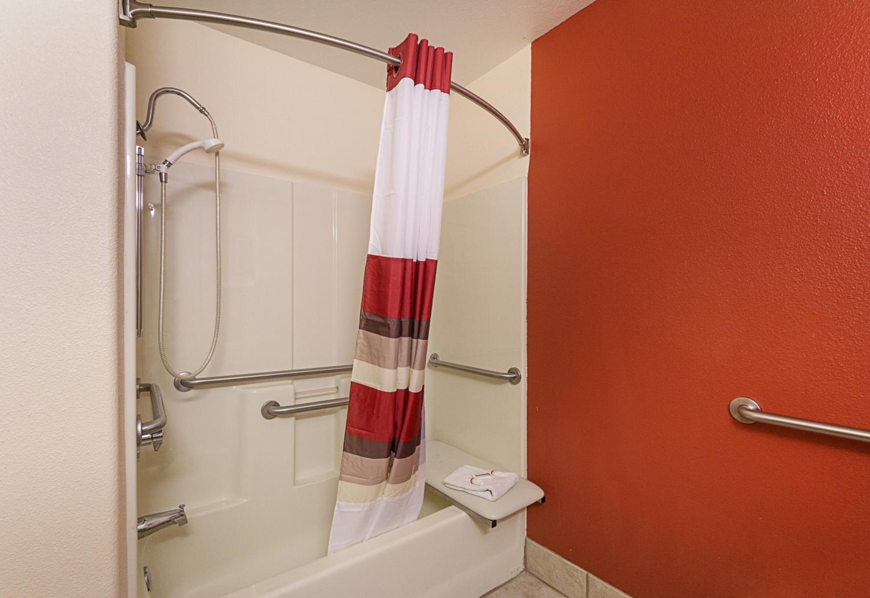King Room with Bath Tub - Mobility Accessible/Non-Smoking - Photo 3