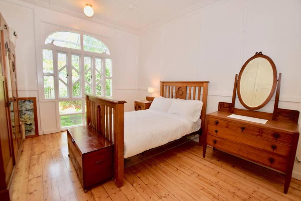 Five-Bedroom House photo 1