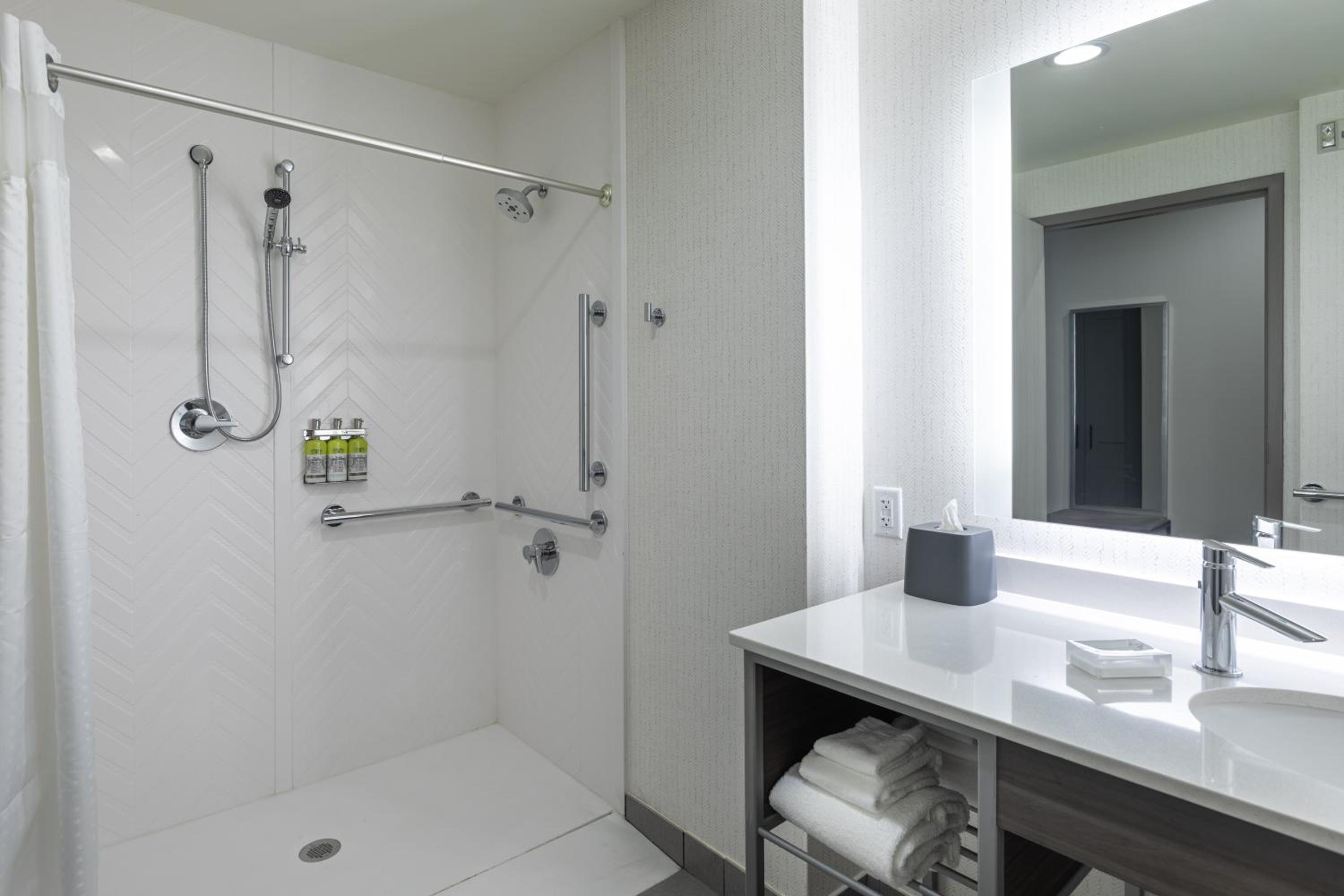 King Room with Roll-In Shower - Disability Access - Photo 4