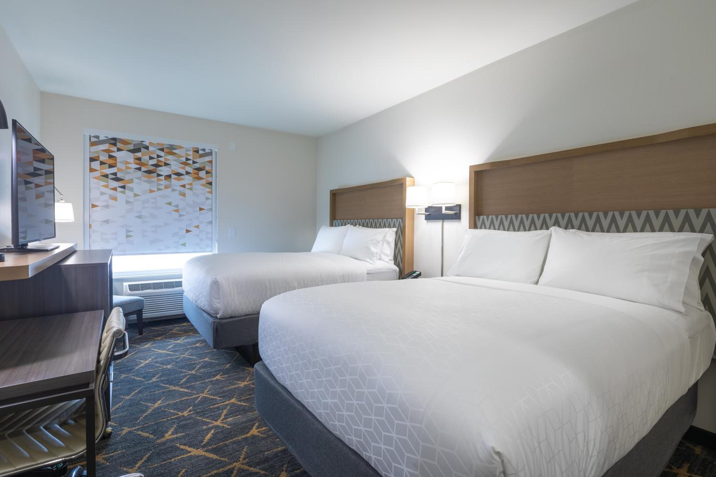 Standard Queen Room with Two Queen Beds - Non-Smoking - Photo 9