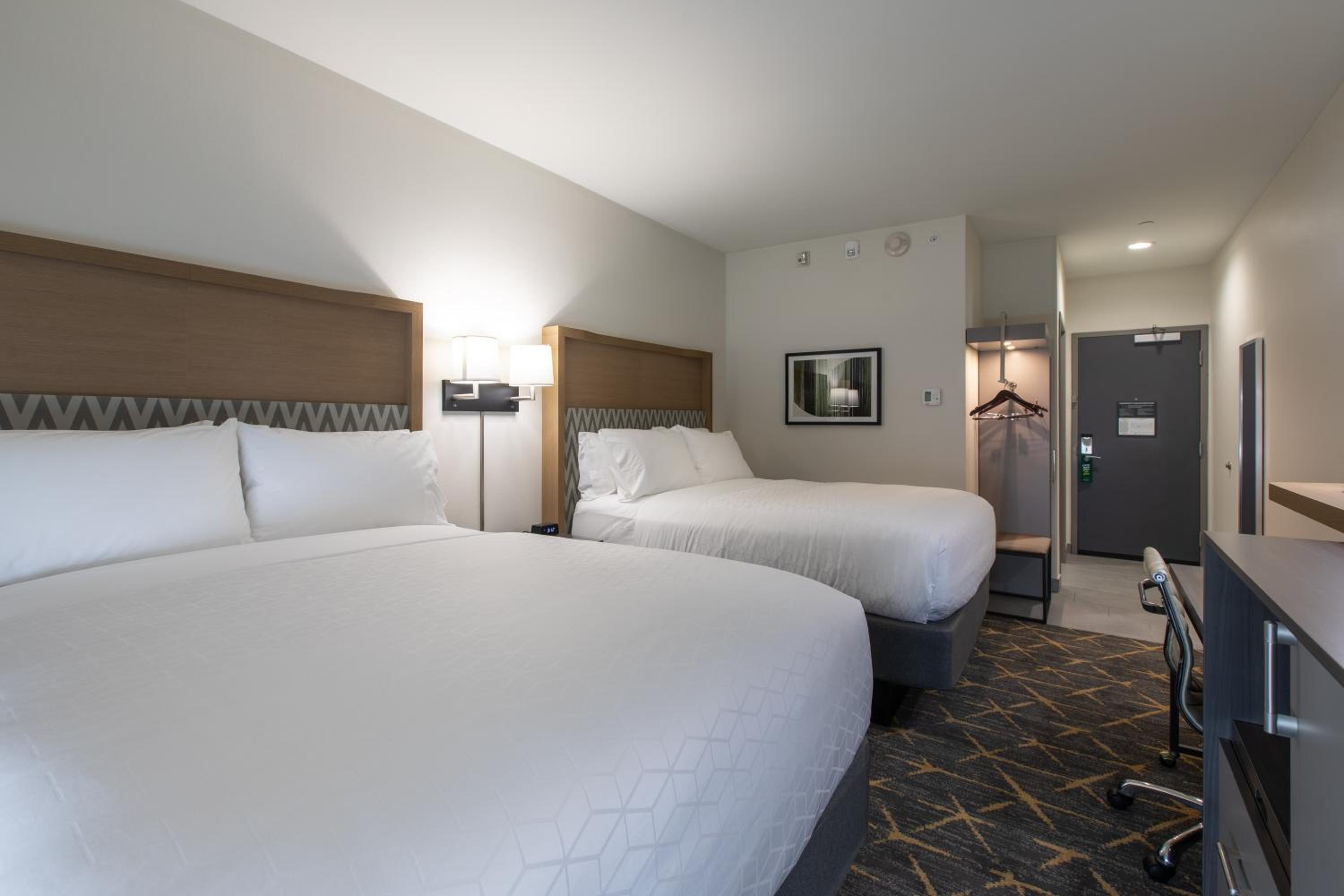 Standard Queen Room with Two Queen Beds - Non-Smoking - Photo 10