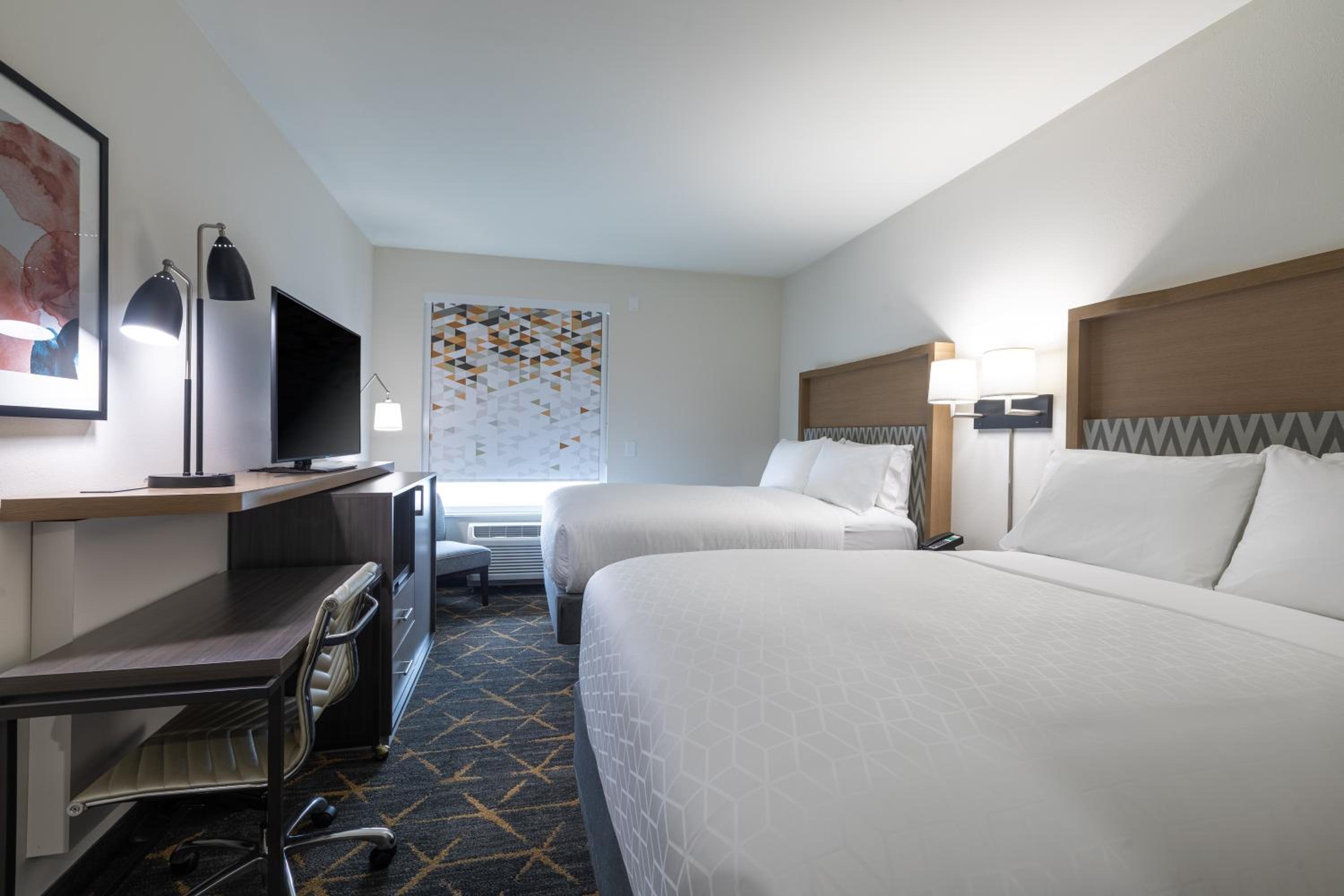 Standard Queen Room with Two Queen Beds - Non-Smoking - Photo 8