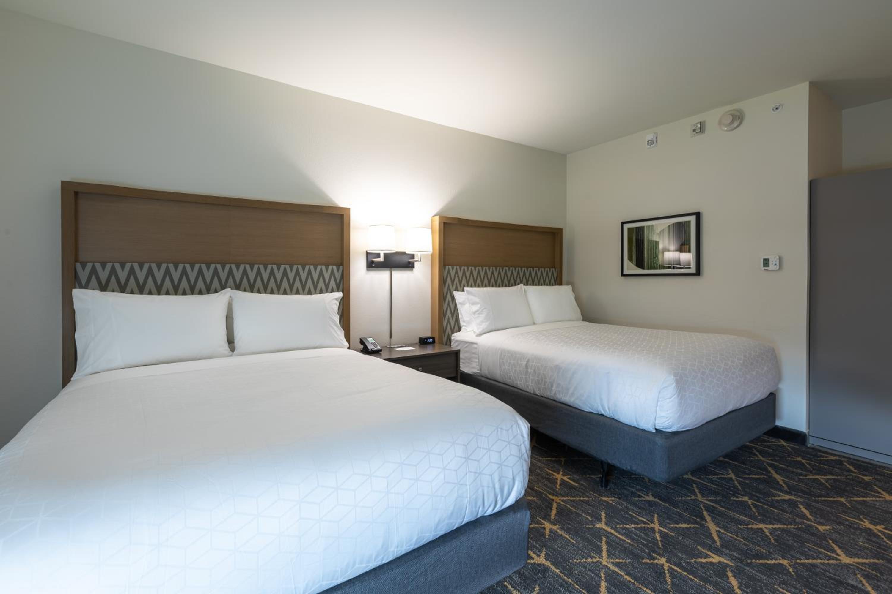 Standard Queen Room with Two Queen Beds - Non-Smoking - Photo 2