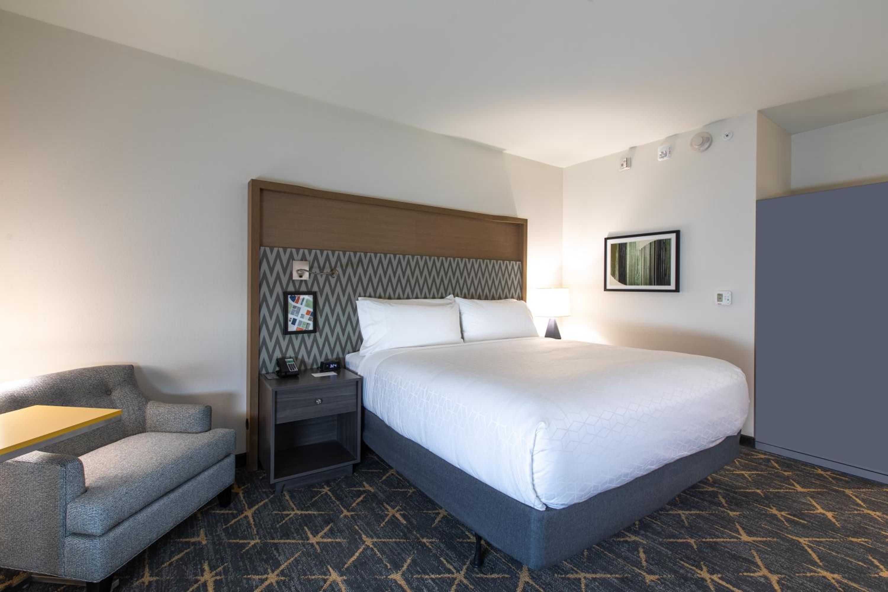 Standard King Room - Non-Smoking  - Photo 10