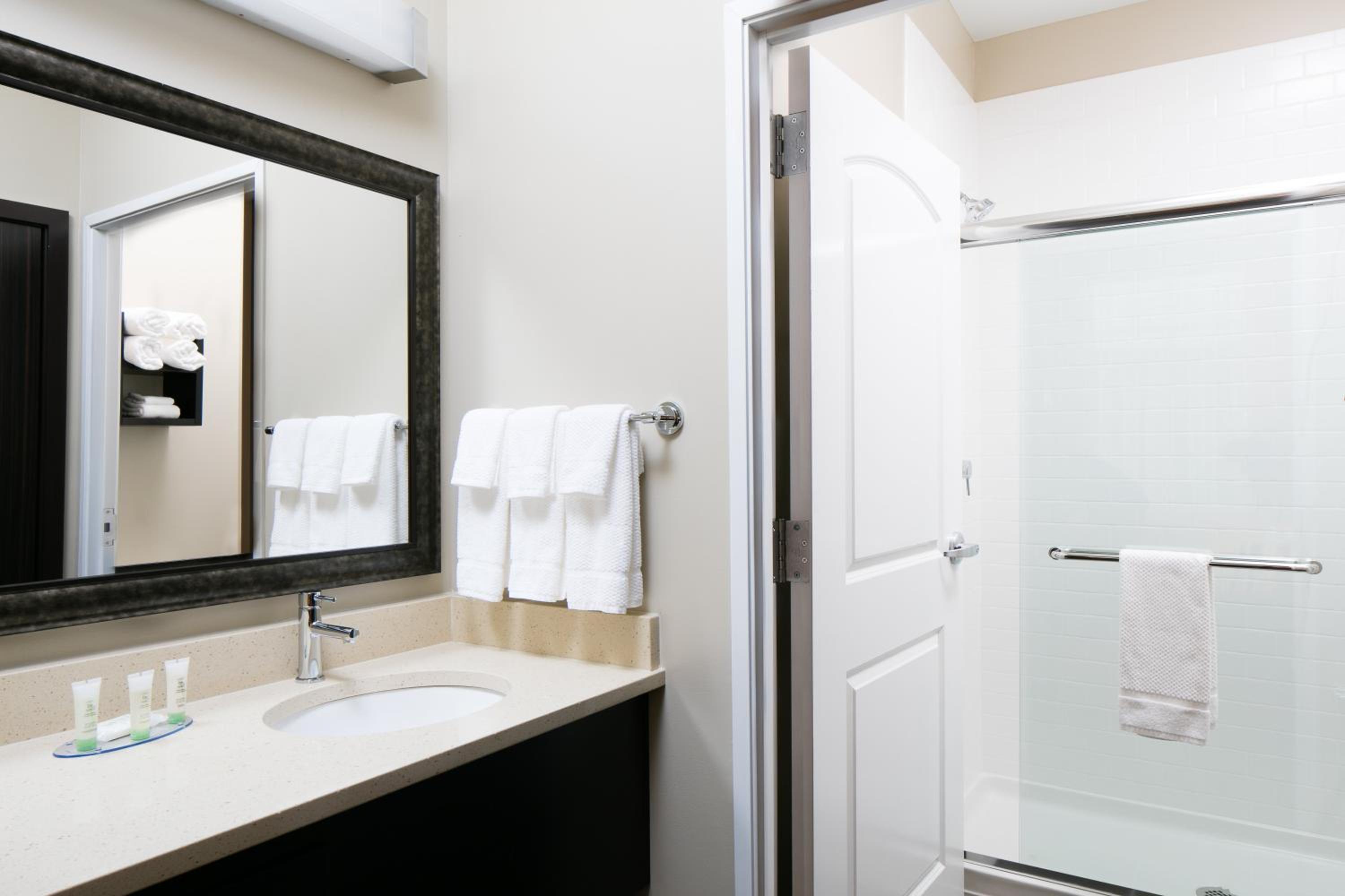 Two-Bedroom Suite with One Queen and Two Double Beds - Non-Smoking photo 2