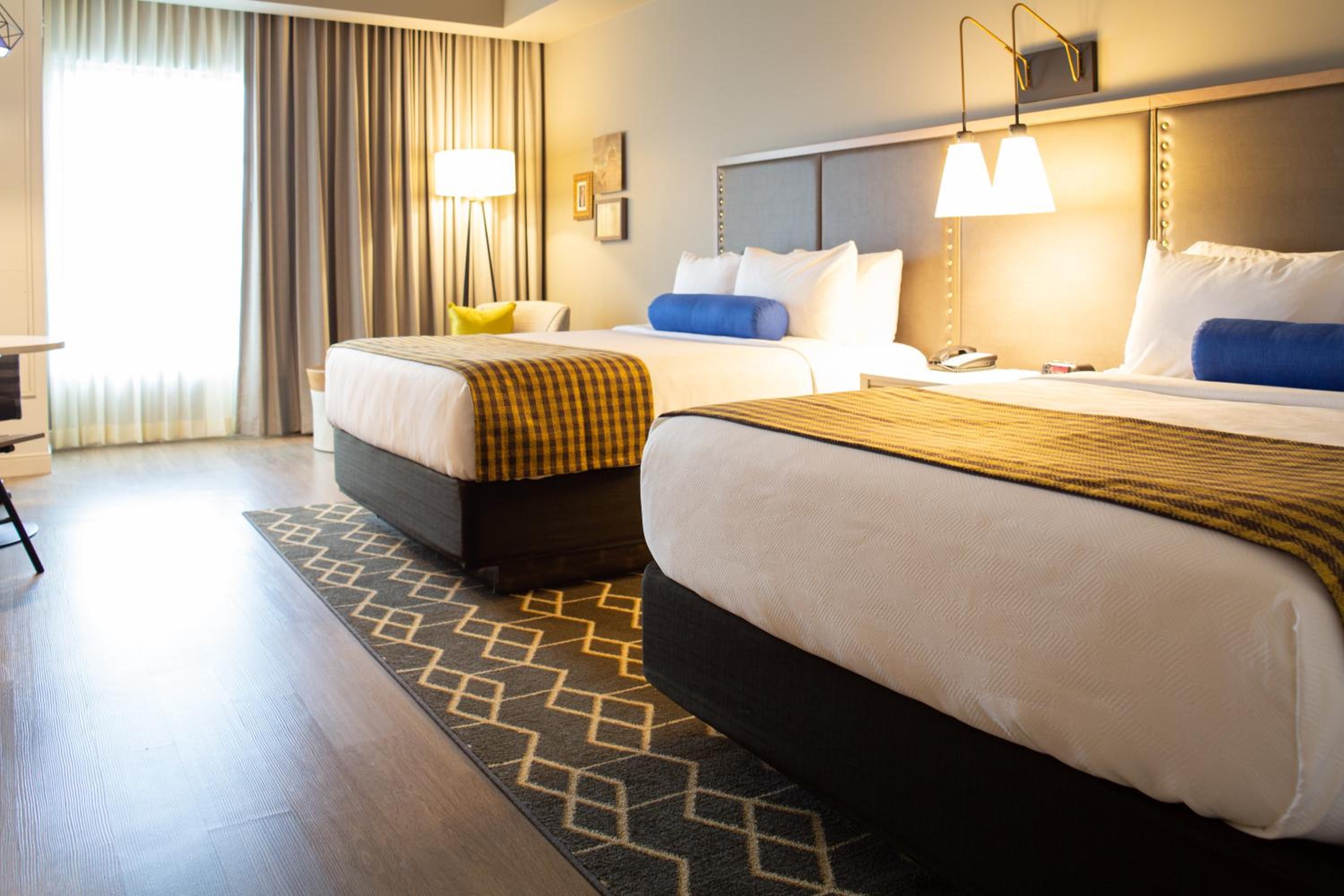 Standard Queen Room with Two Queen Beds photo 3