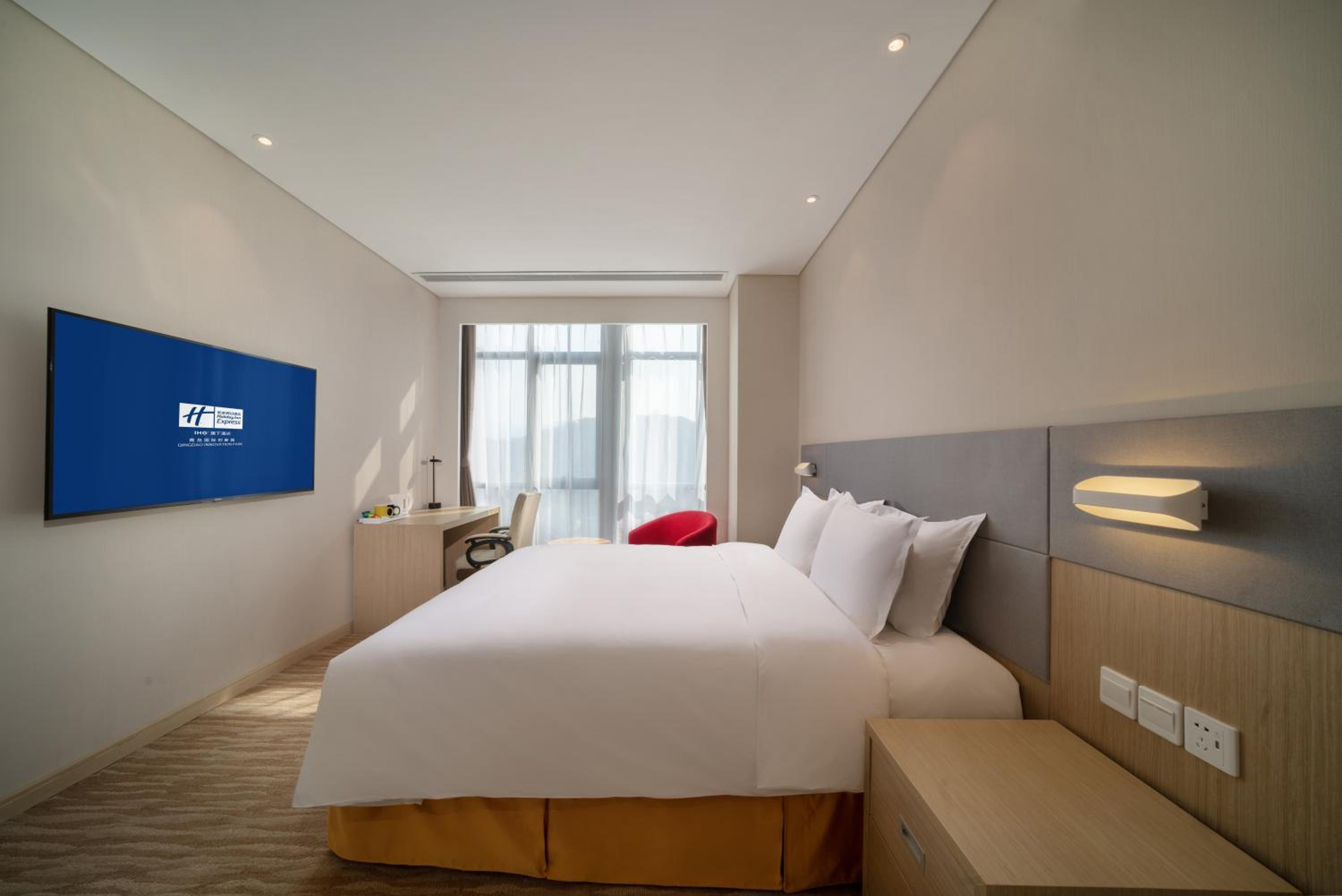 One-Bedroom King Suite - Photo 6