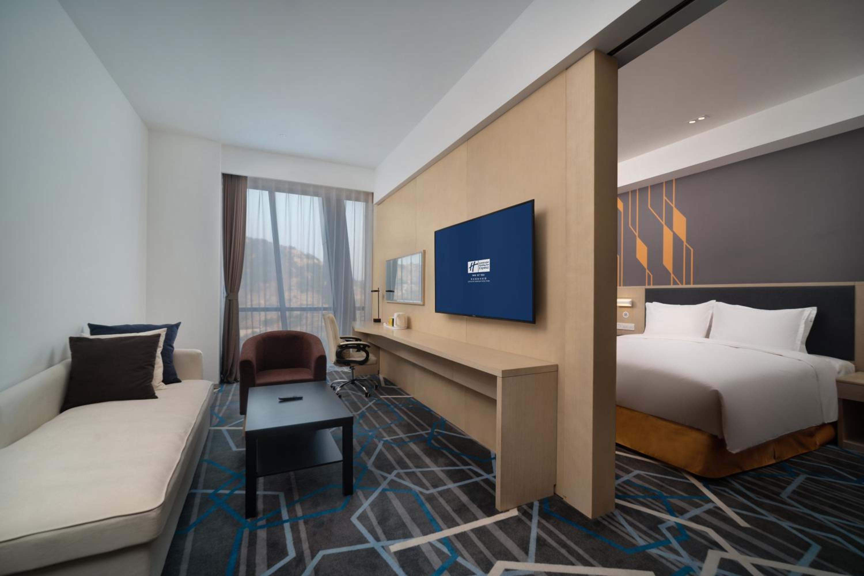 Standard King Room - Accessible - Photo 4