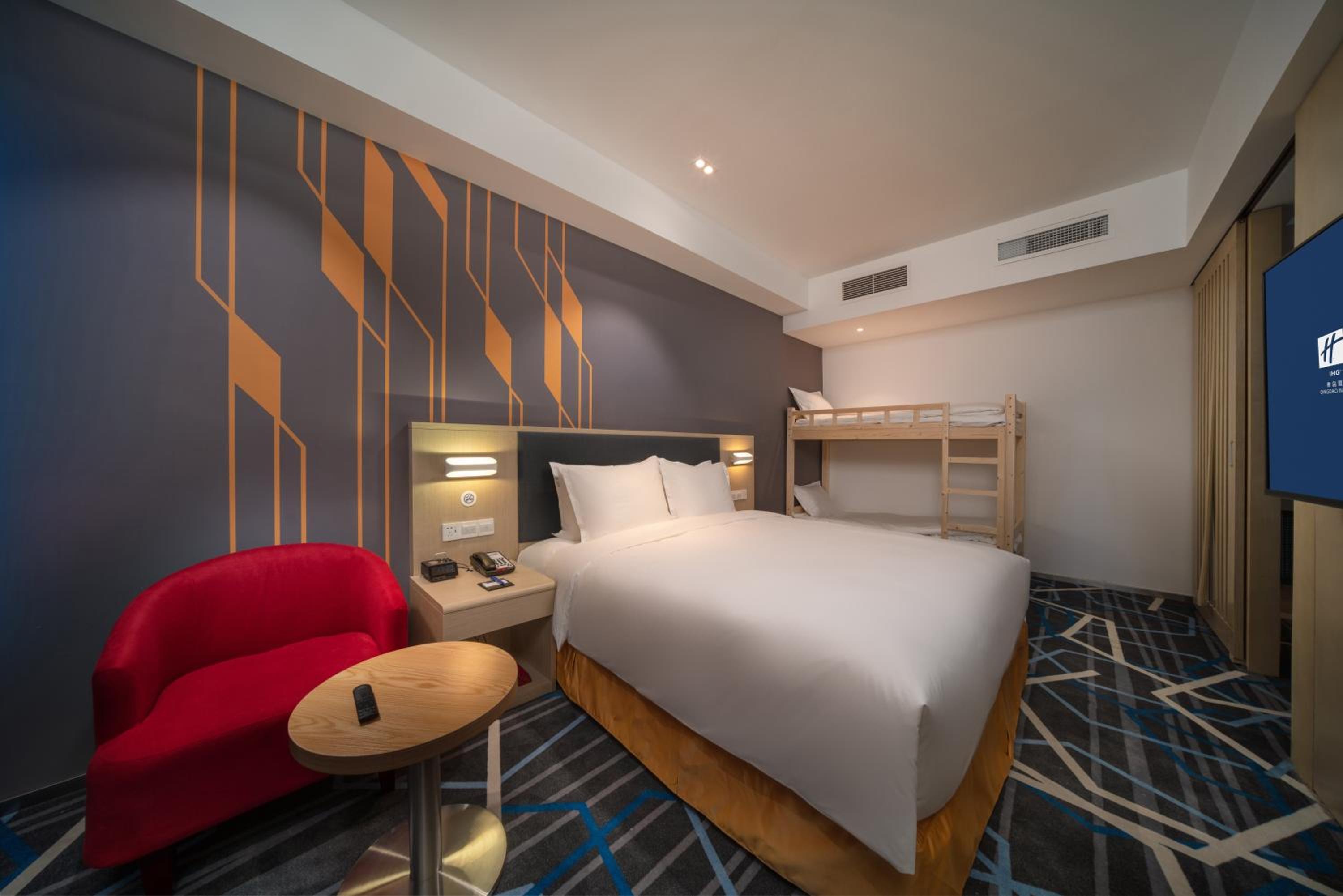 Standard King Room with Bunk Bed - Photo 5