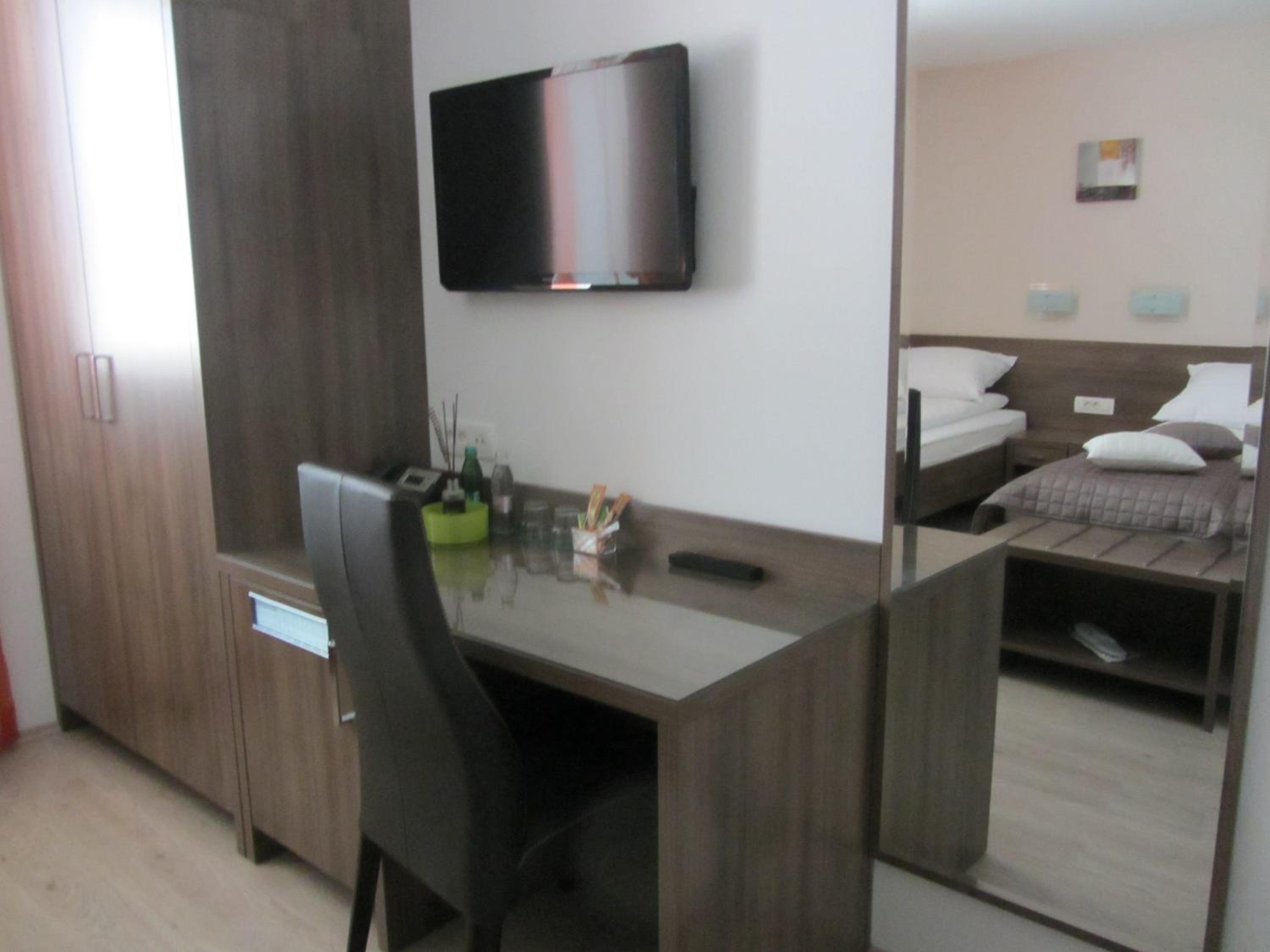 Twin Room - Photo 2