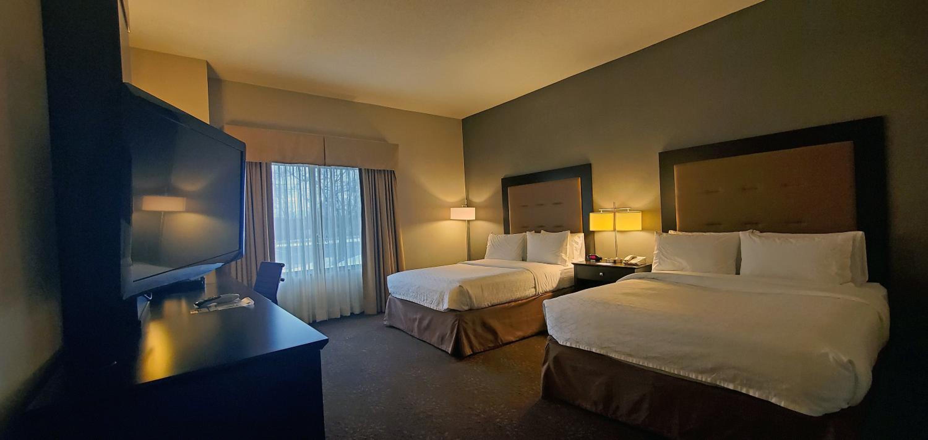 Standard Queen Room with Two Queen Beds and Mobility Accessible Tub - Photo 2
