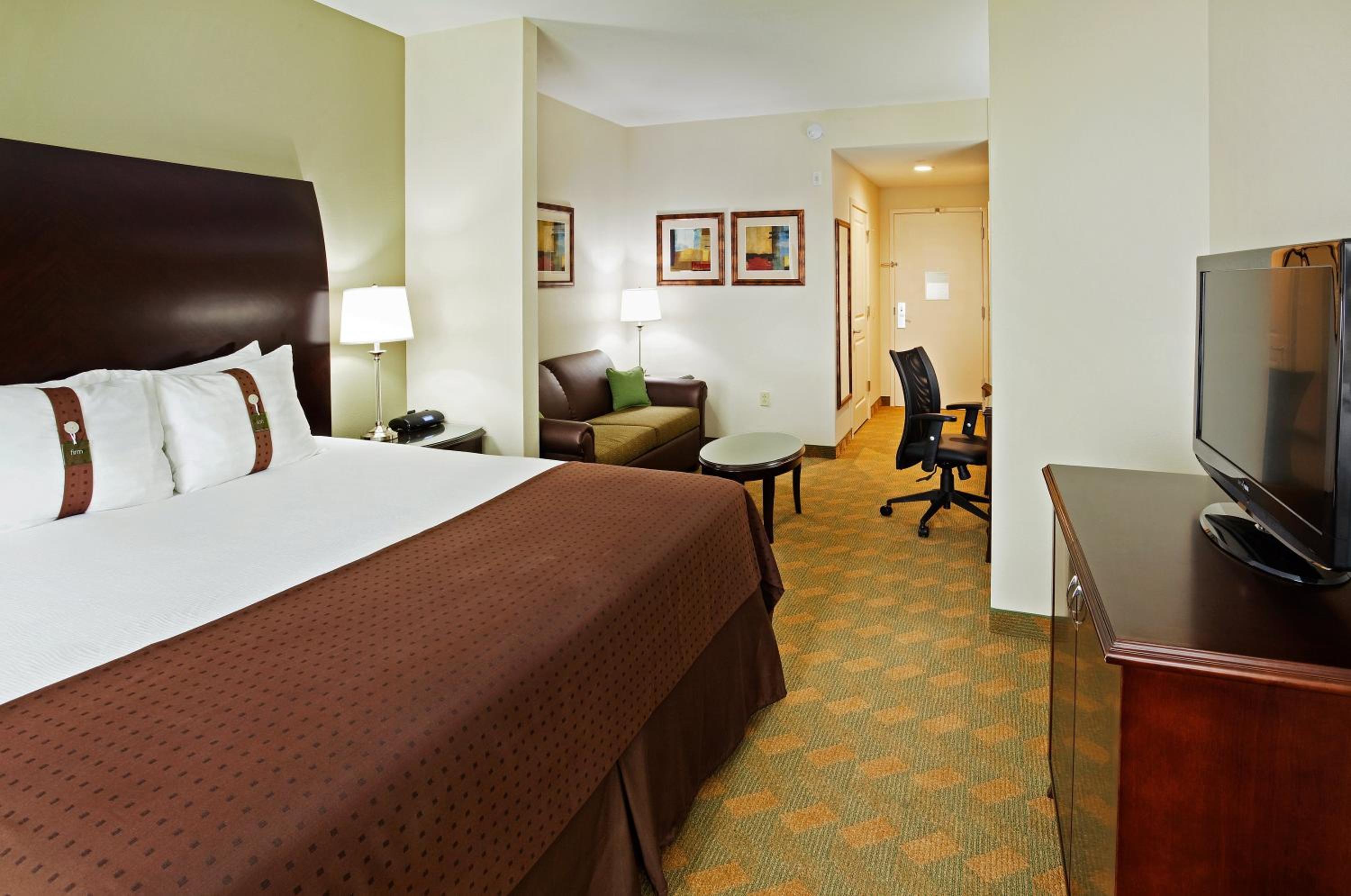 Standard King Room with Sofa Bed - Photo 1