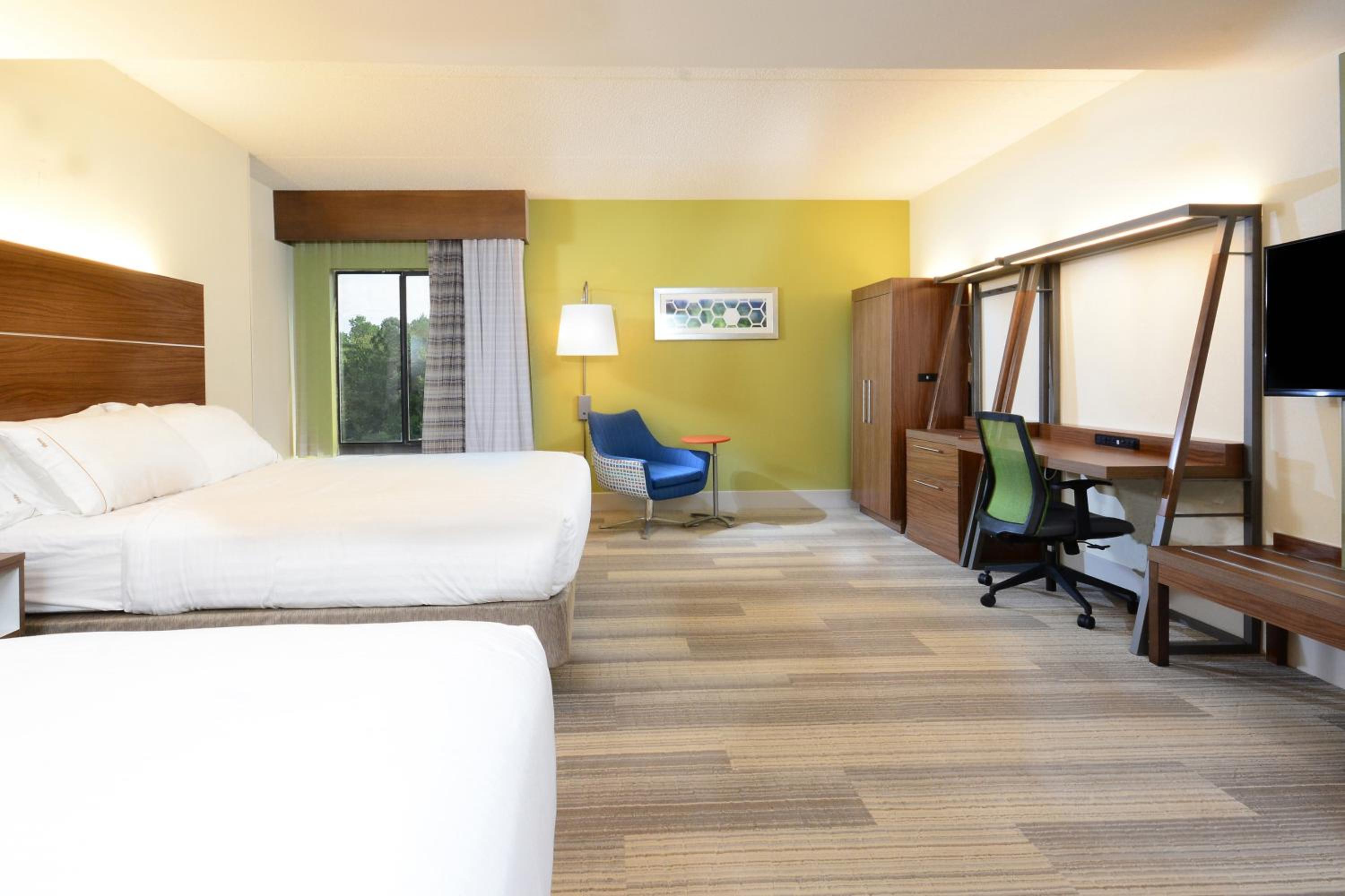 Standard Room with Two Queen Beds - Photo 3