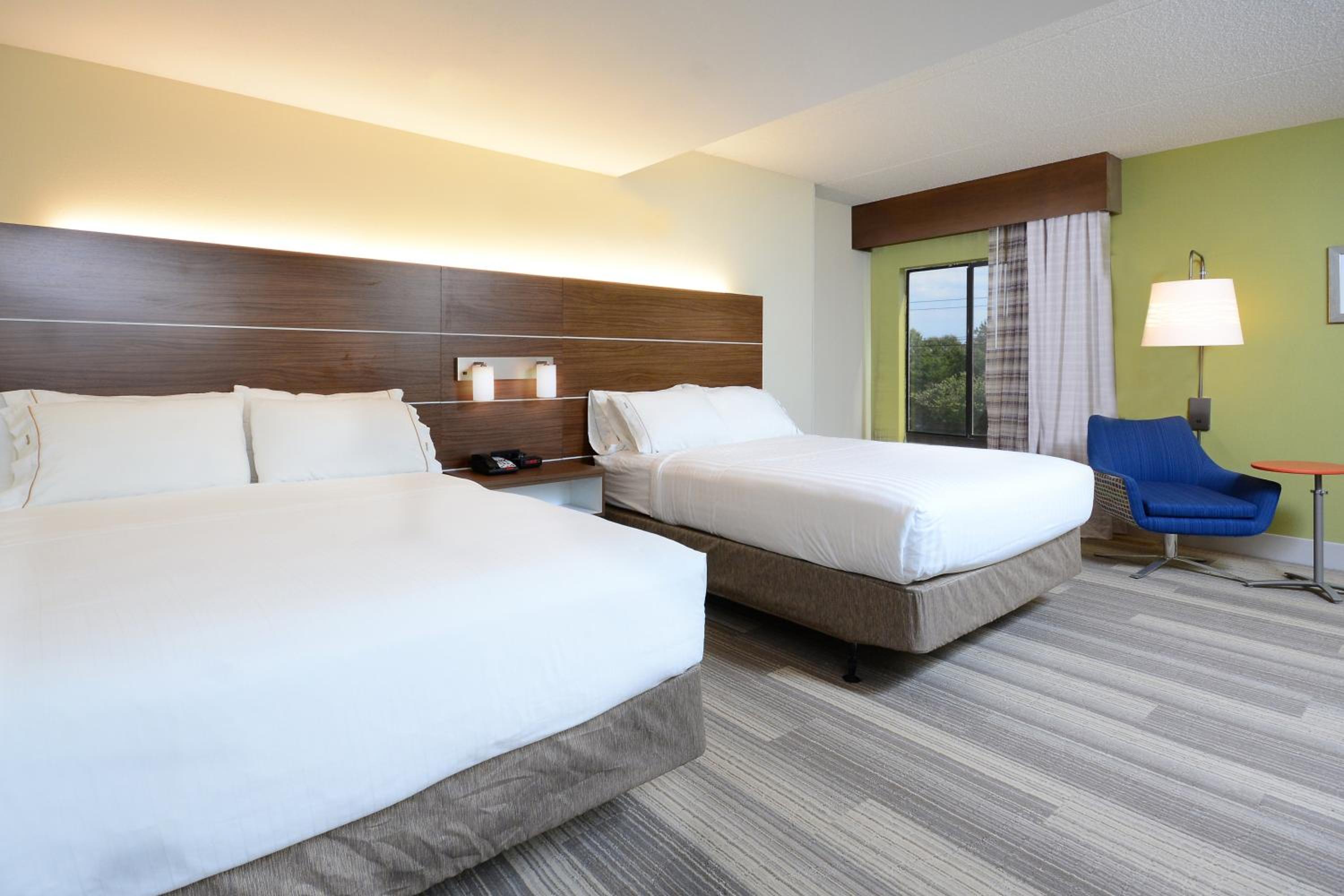 Standard Room with Two Queen Beds - Photo 7