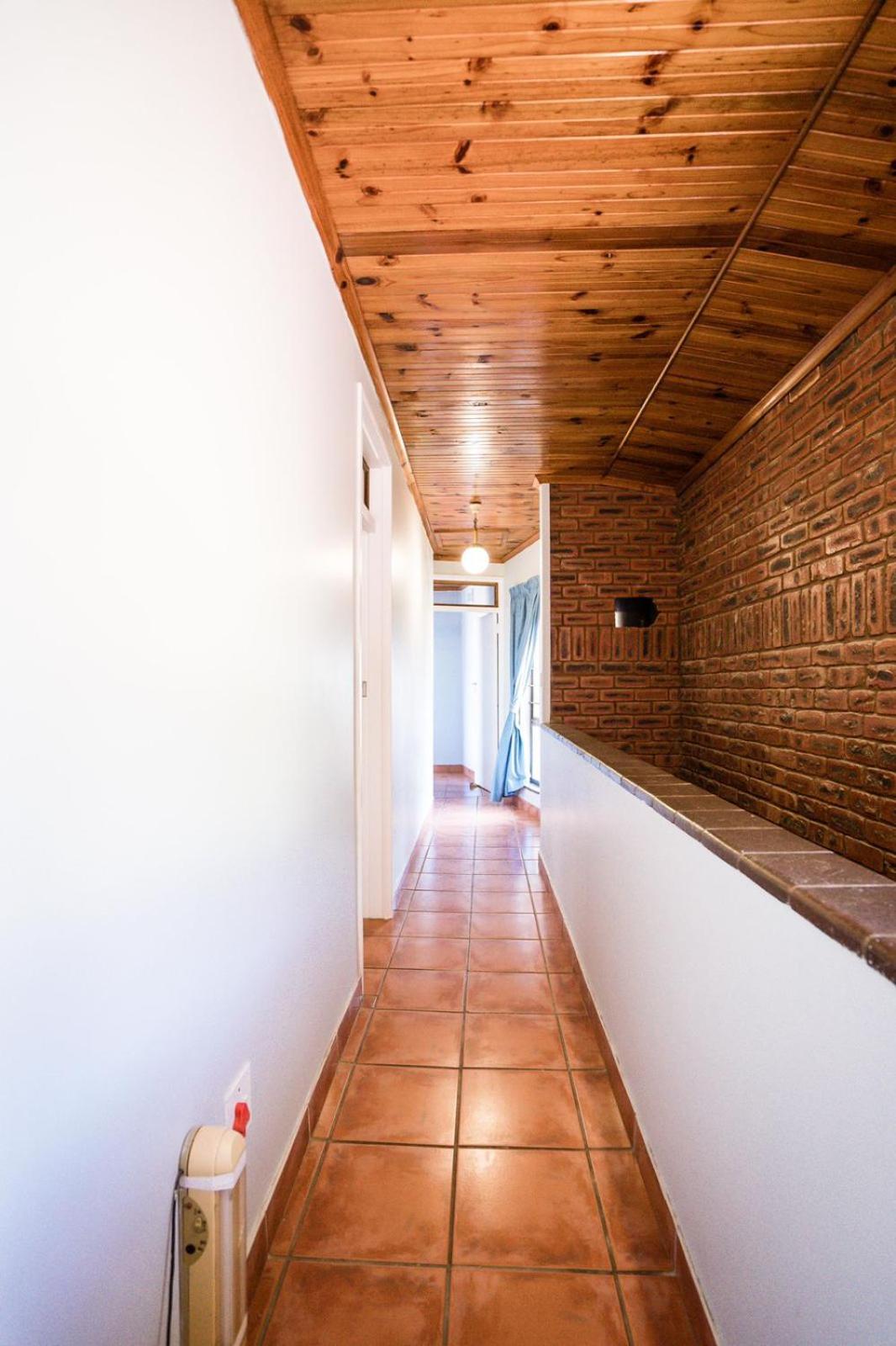 Five-Bedroom House photo 1