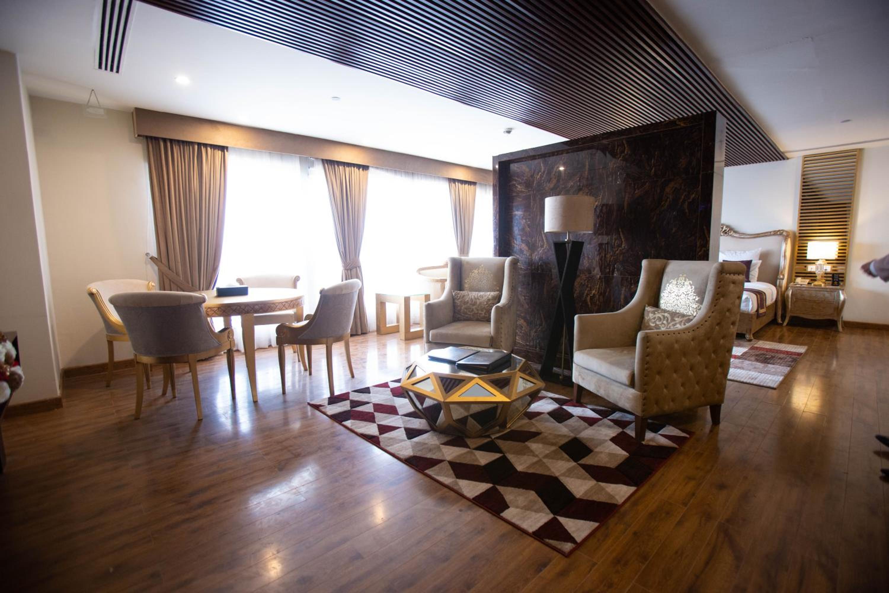 Platinum Suite - Photo 1