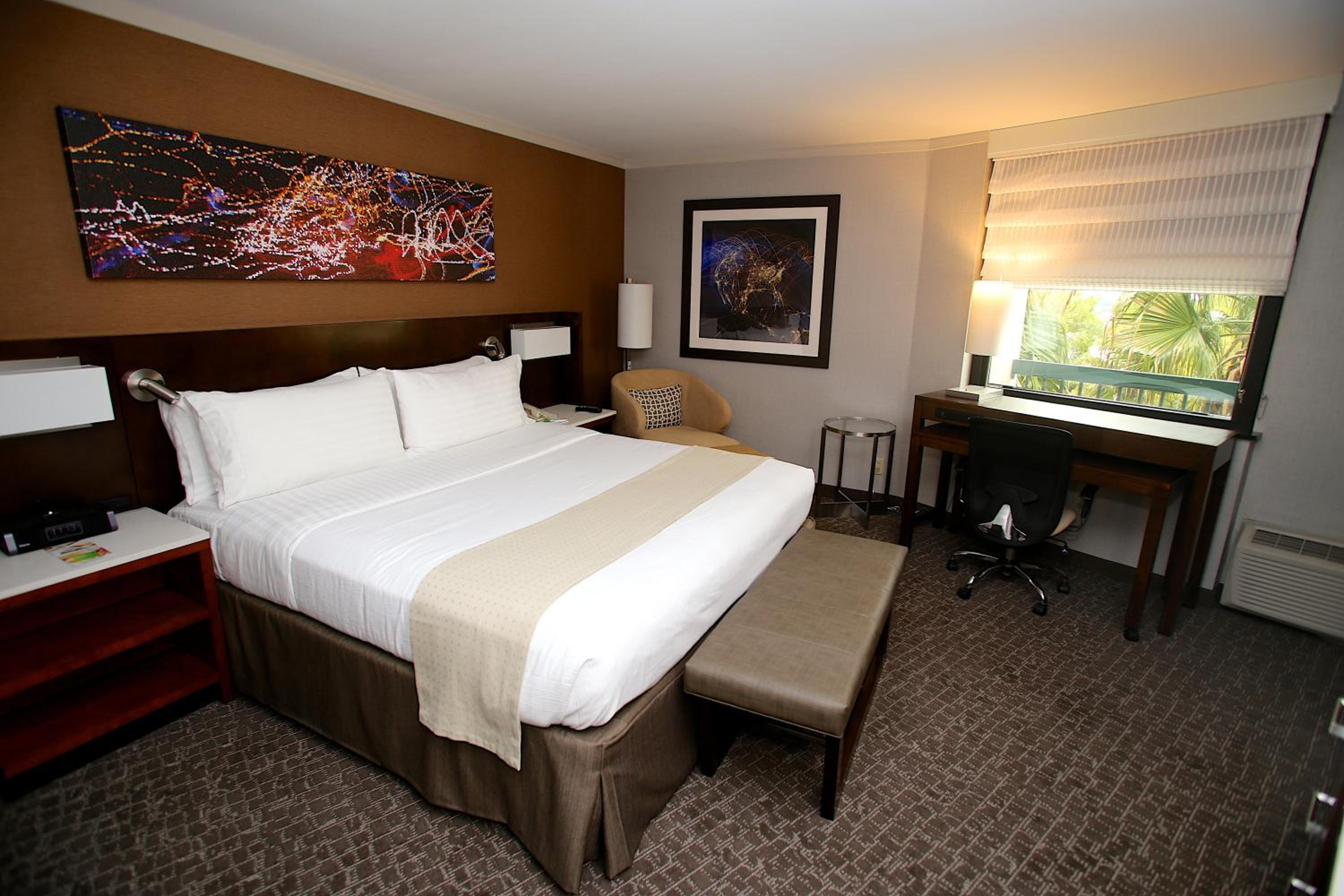 Premium King Room - Photo 3