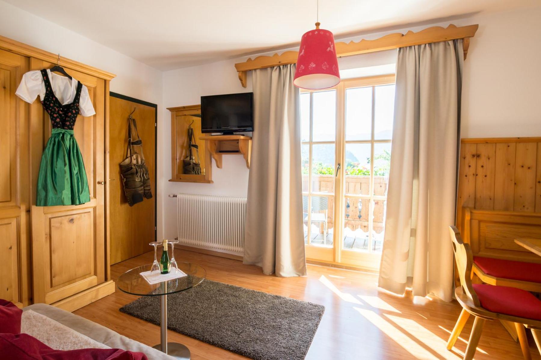 One Bedroom Appartment with Four Poster Bed photo 3