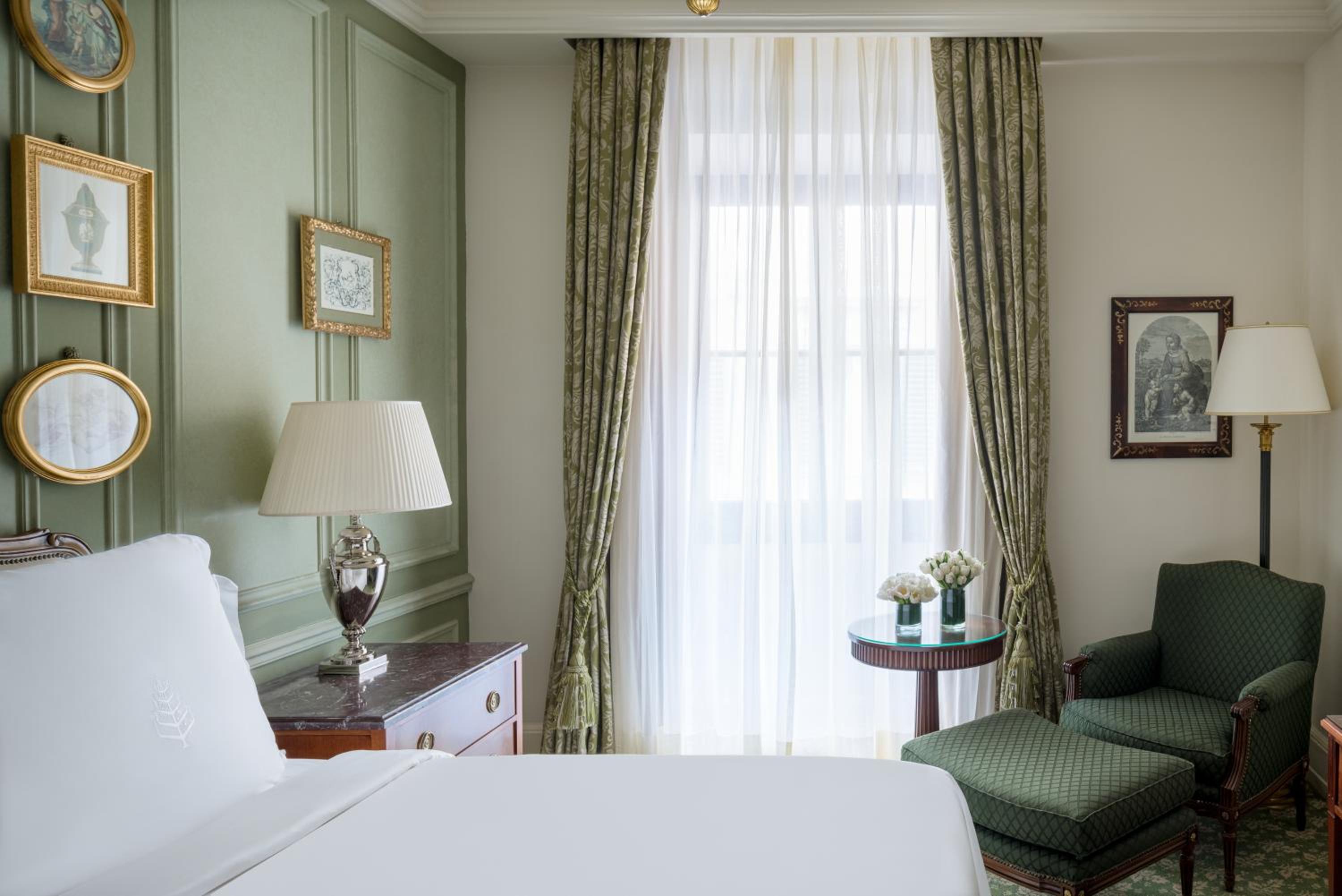 Superior King Room thumbnail 5