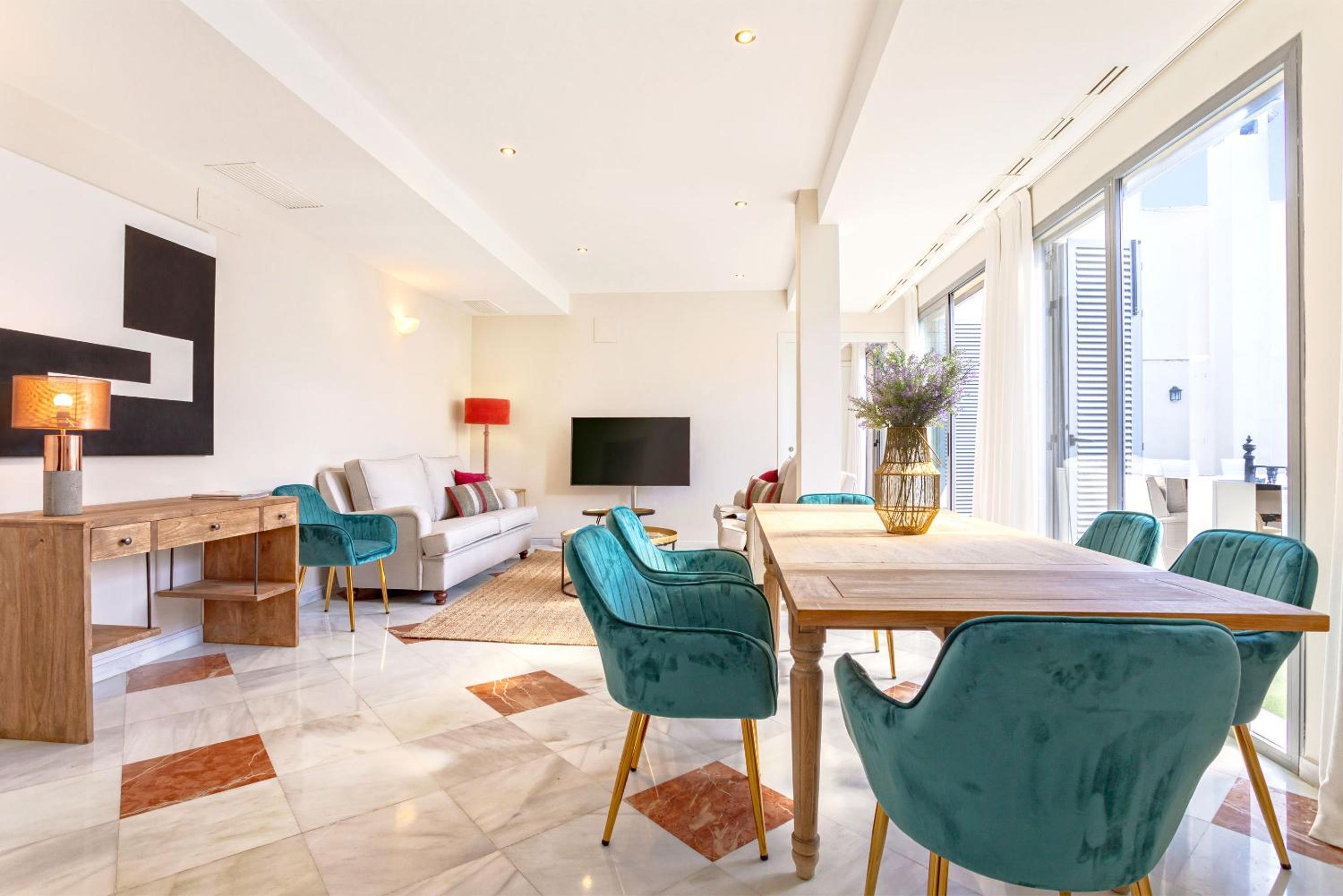 Dúplex de cuatro habitaciones con terraza y piscina.