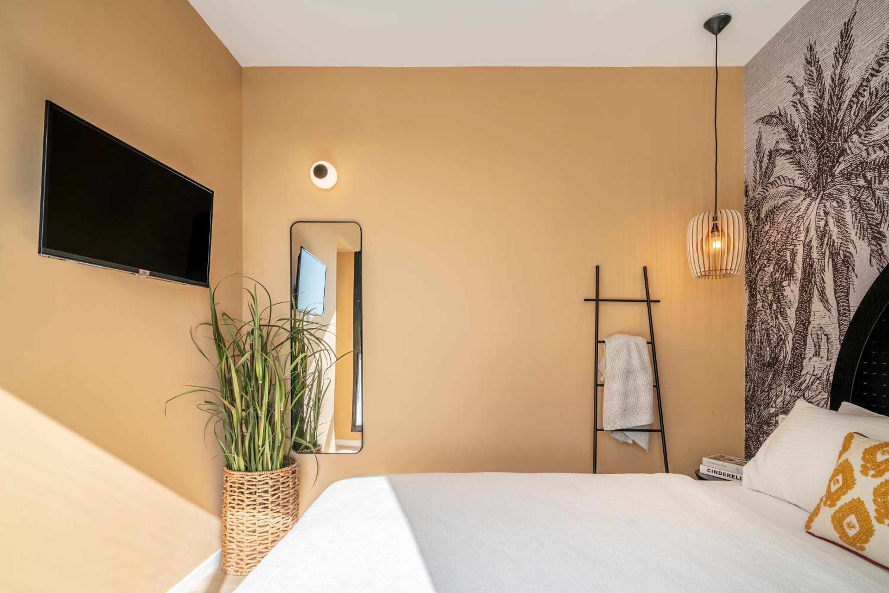One-Bedroom Apartment with Terrace - Photo 7