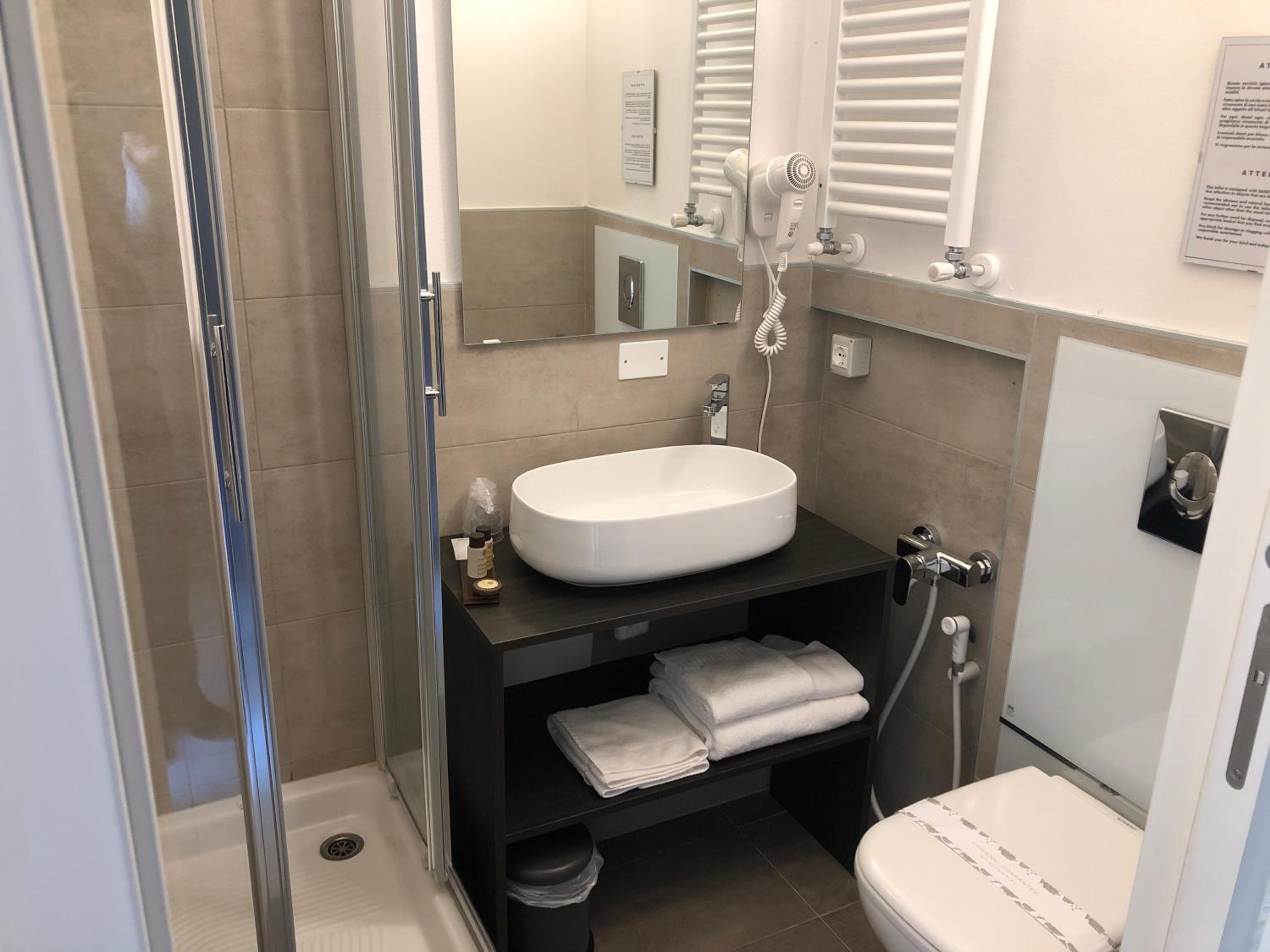 Standard Double or Twin Room with Balcony - Photo 4