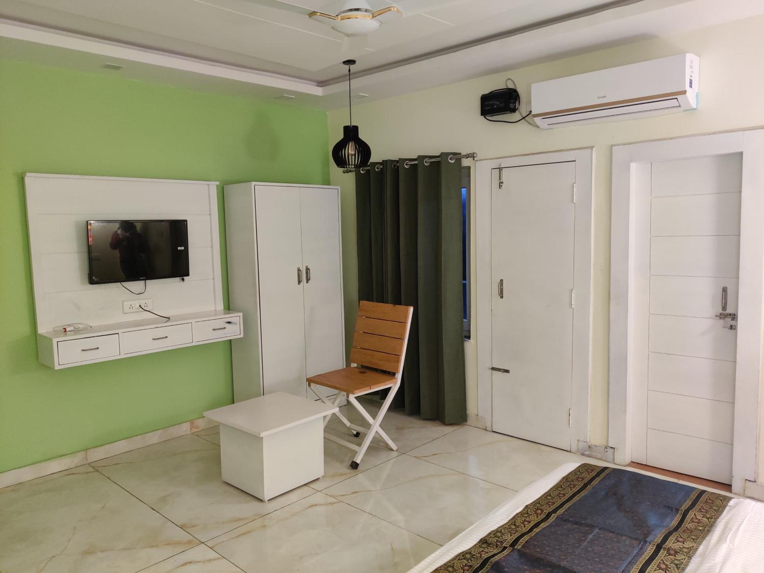 King Room with Balcony - Photo 2