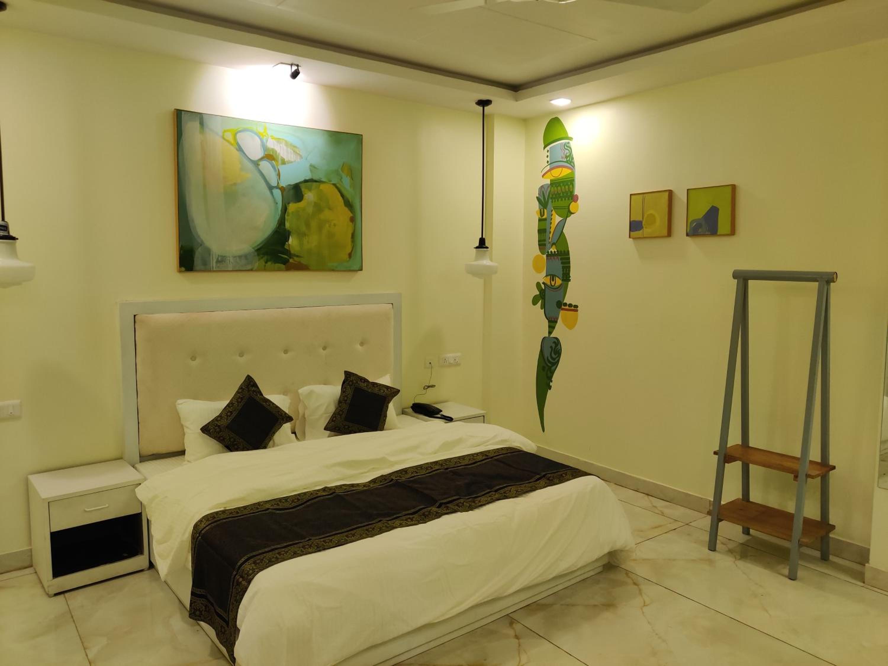 King Room with Balcony - Photo 5